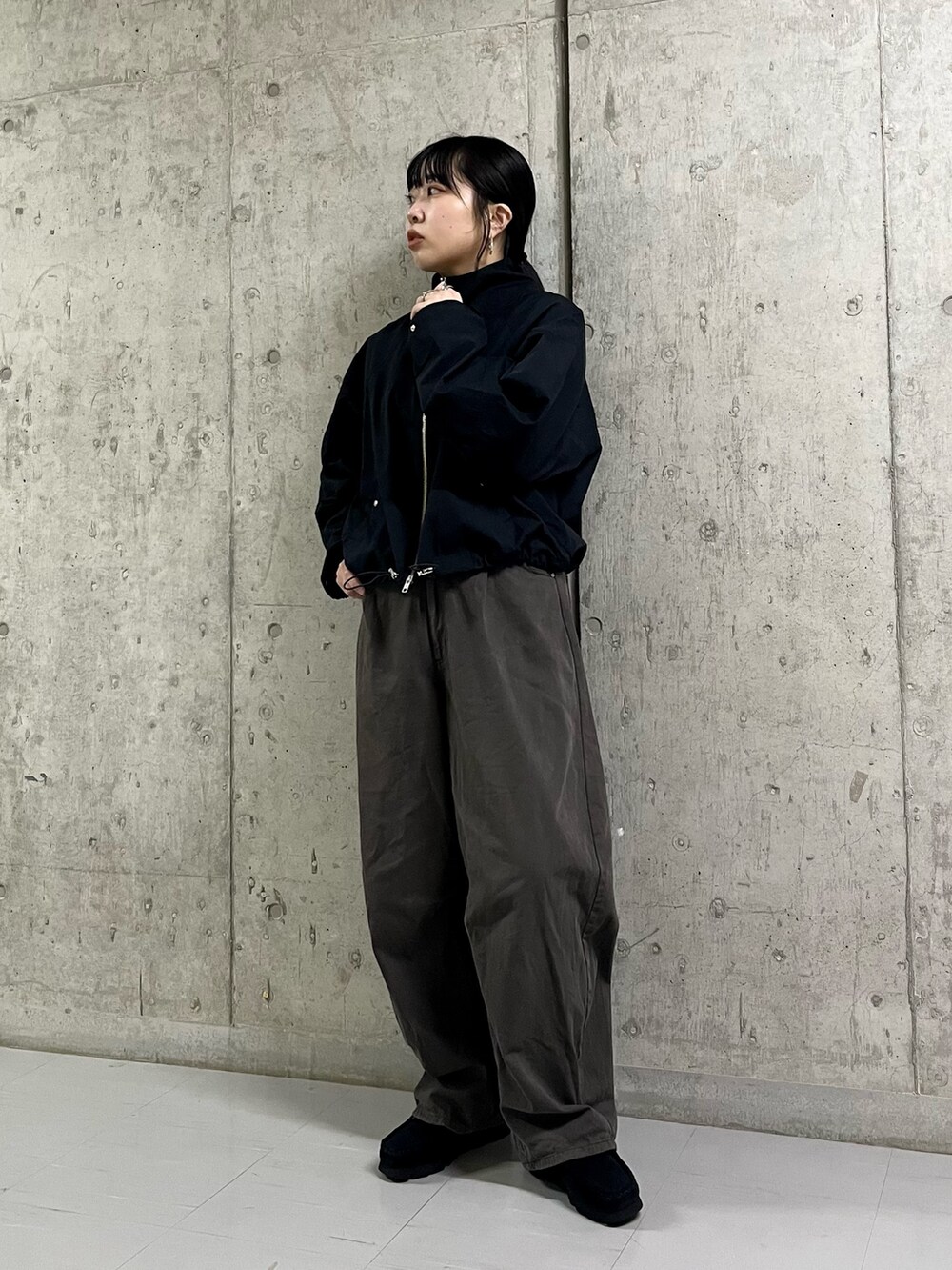 グレー系のその他パンツ、ブラック系のその他シューズ、ブラック系のブルゾンを着用したレディースの秋コーディネートの2枚目の写真