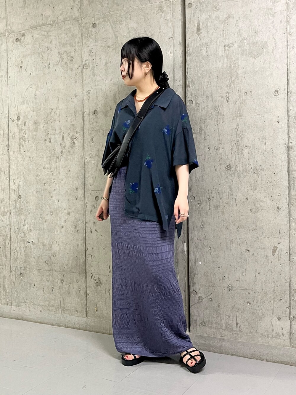 ブルー系のシャツ/ブラウス、ブルー系のスカート、ブラック系のサンダルを着用したレディースの夏コーディネートの3枚目の写真