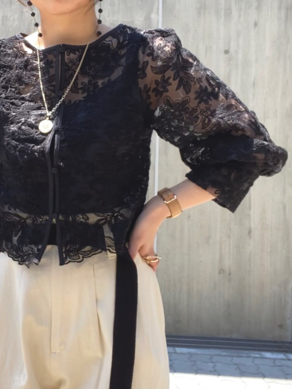 ブラック系のシャツ/ブラウス、ホワイト系のその他パンツを着用したレディースの春コーディネートの3枚目の写真