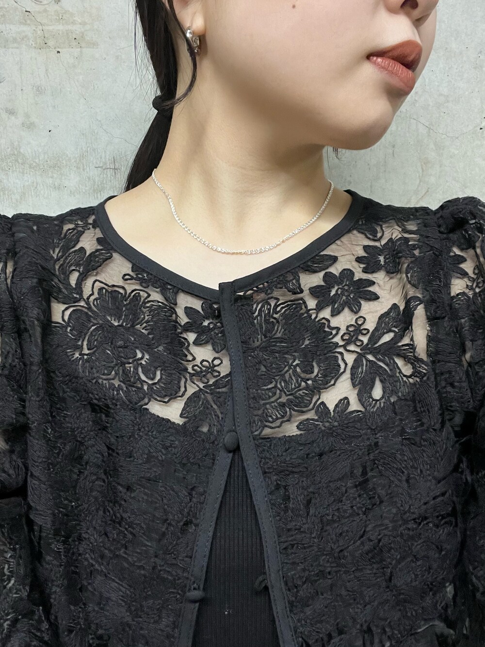 ブラック系のワンピース、ブラック系のシャツ/ブラウス、ブラック系のサンダルを着用したレディースの春コーディネートの6枚目の写真