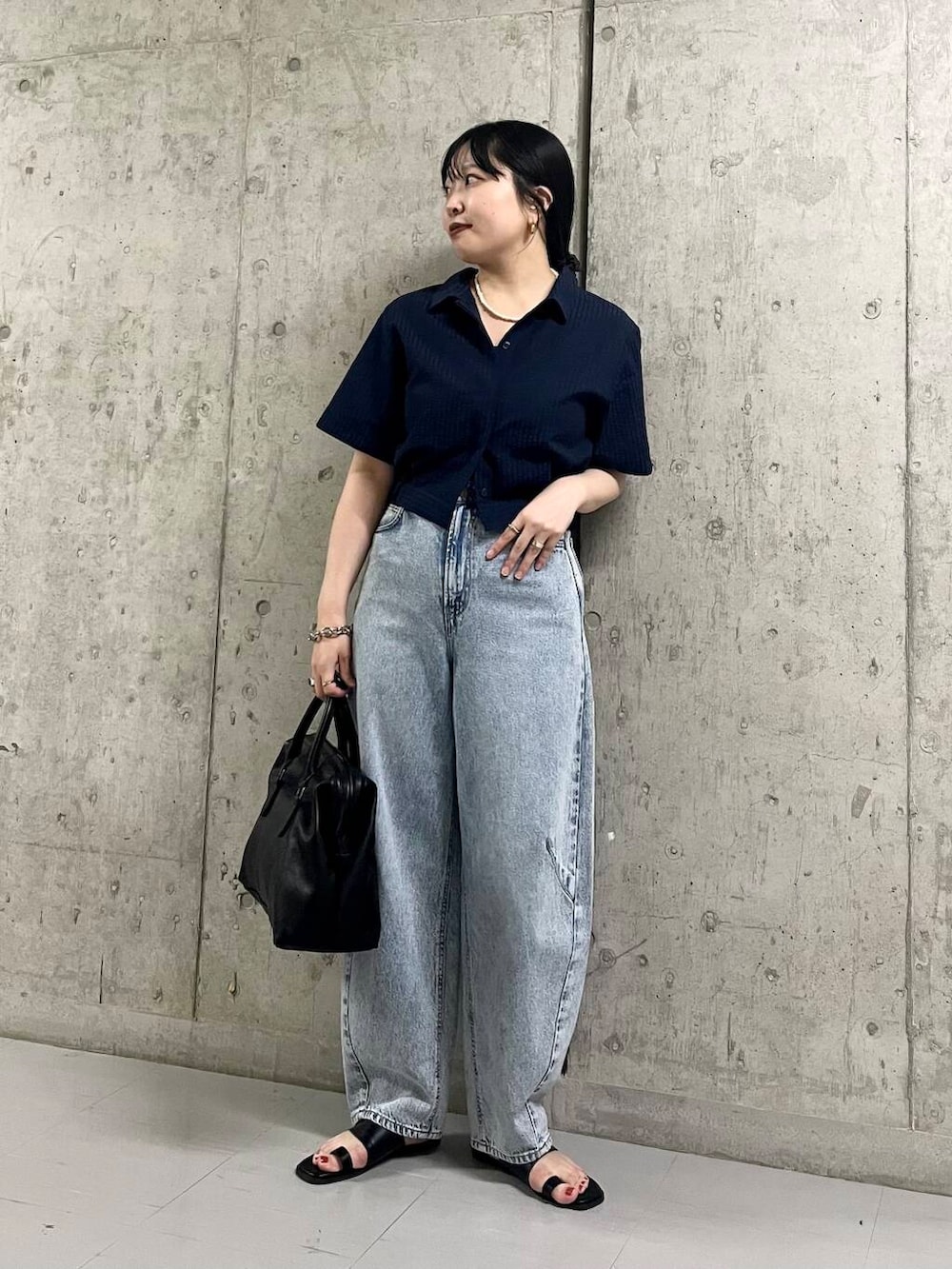 「シンプルコーデ、KBF、パンツ、デニム、オープンカラーシャツ、夏ルックで気分アップ、きれいめカジュアル、夏コーデ、サンダル、お出かけコーデ、夏服コーデ、シンプルスタイル、おでかけコーデ、パンツコーデ」｜「SMELLYのSMELLY so’　pearl hook necklace（ネックレス、ホワイト系）」を使った、わたさん（レディース・156cm）の夏コーディネートの2枚目の写真