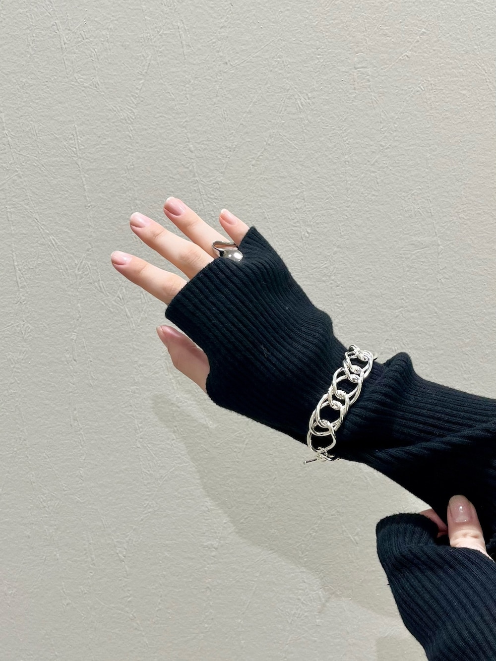 ブラック系のその他パンツ、ブラック系のその他シューズ、ブラック系のショルダーバッグを着用したレディースの冬コーディネートの9枚目の写真