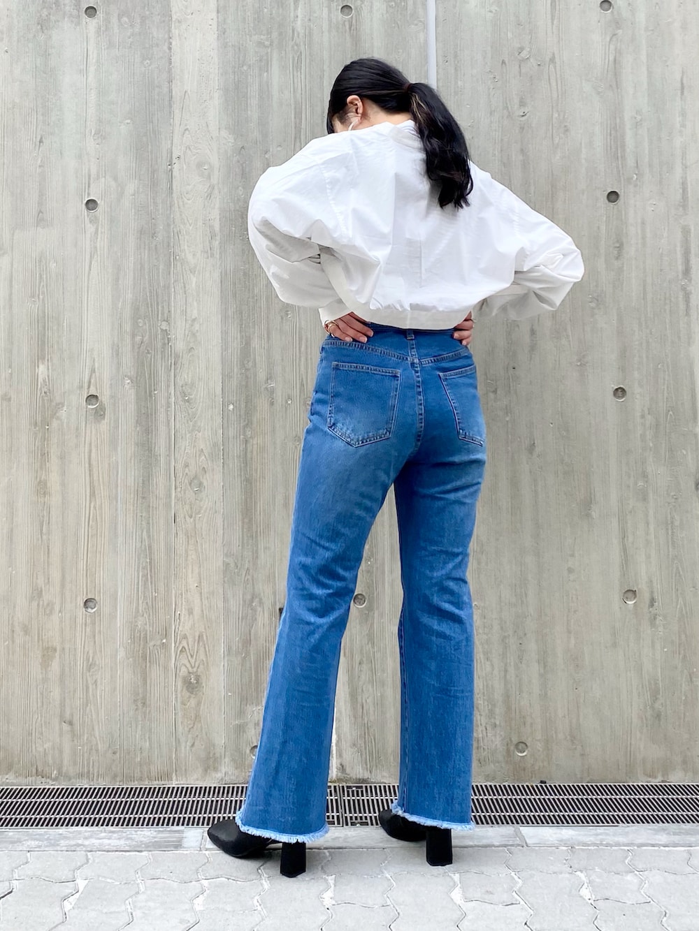 「シャツスタイル、フレアデニム、フレアパンツ、お出かけコーデ、春服、大人女子、カジュアルコーデ、デニムパンツ、シャツ/ブラウス、ショート丈、ボーダー、KBF、デニム」｜「KBFのフィットセミフレアデニム（デニムパンツ、ブルー系）」を使った、わたさん（レディース・156cm）の冬コーディネートの2枚目の写真