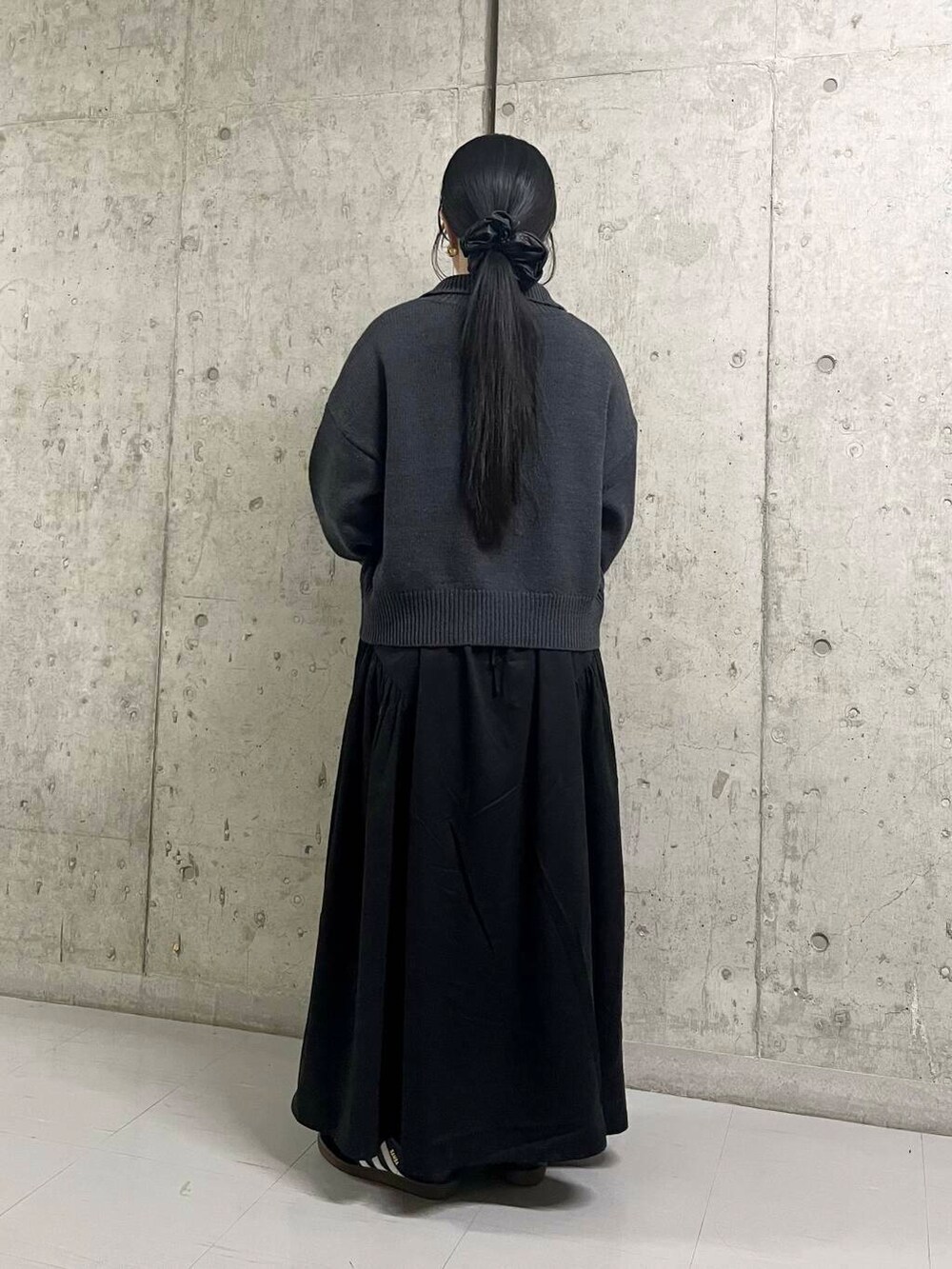 ブラック系のワンピース、ブラック系のヘアゴムを着用したレディースの秋コーディネートの2枚目の写真