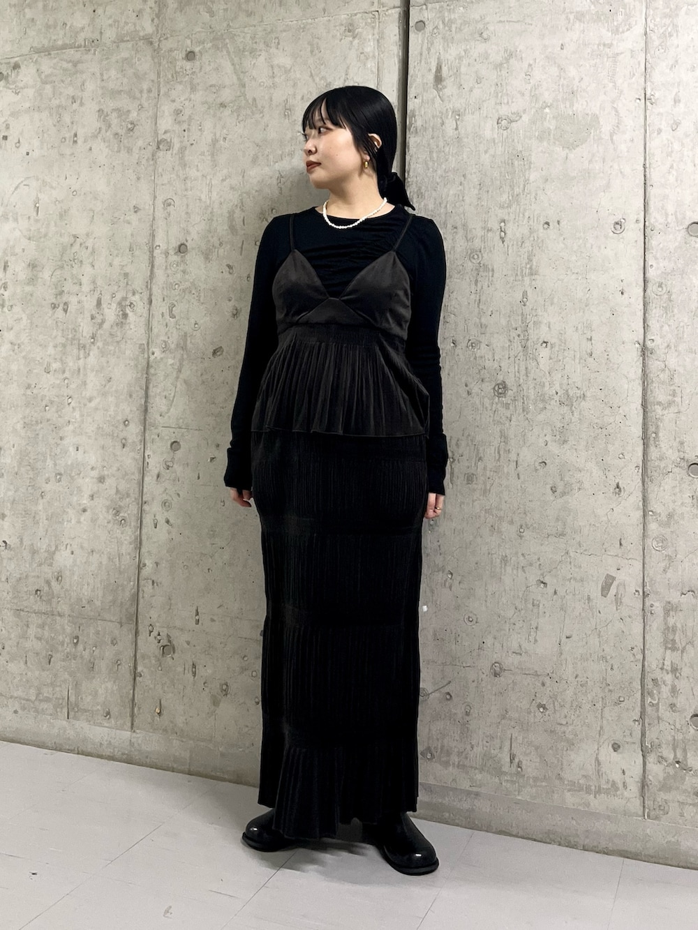 ホワイト系のハンドバッグ、ブラウン系のワンピース、ブラウン系のその他アウターを着用したレディースの秋コーディネートの3枚目の写真