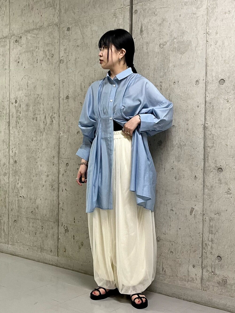 ブルー系のワンピース、ホワイト系のその他パンツ、ブラック系のサンダルを着用したレディースの夏コーディネートの4枚目の写真