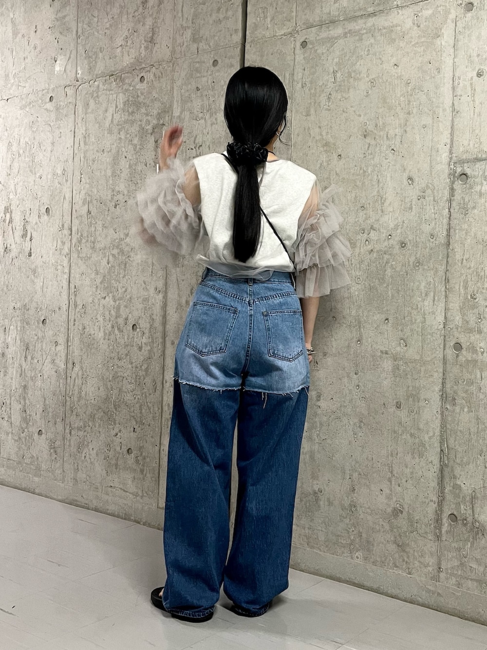 ブラック系のショルダーバッグ、グレー系のシャツ/ブラウス、グレー系のTシャツ/カットソーを着用したレディースの春コーディネートの5枚目の写真