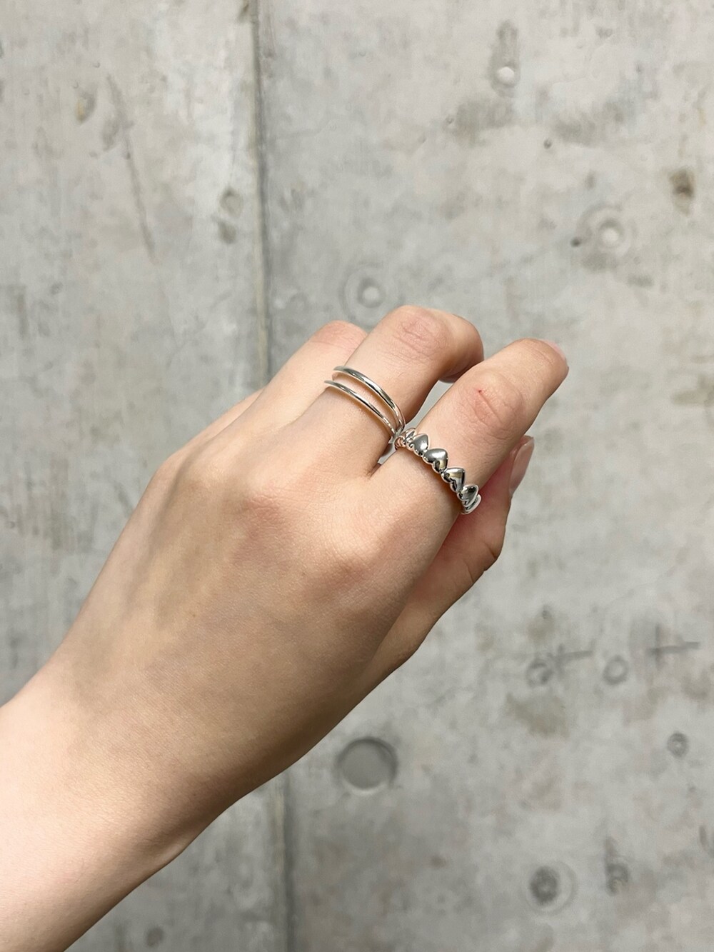 ブラック系のワンピース、ブラック系のシャツ/ブラウス、ブラック系のサンダルを着用したレディースの春コーディネートの8枚目の写真
