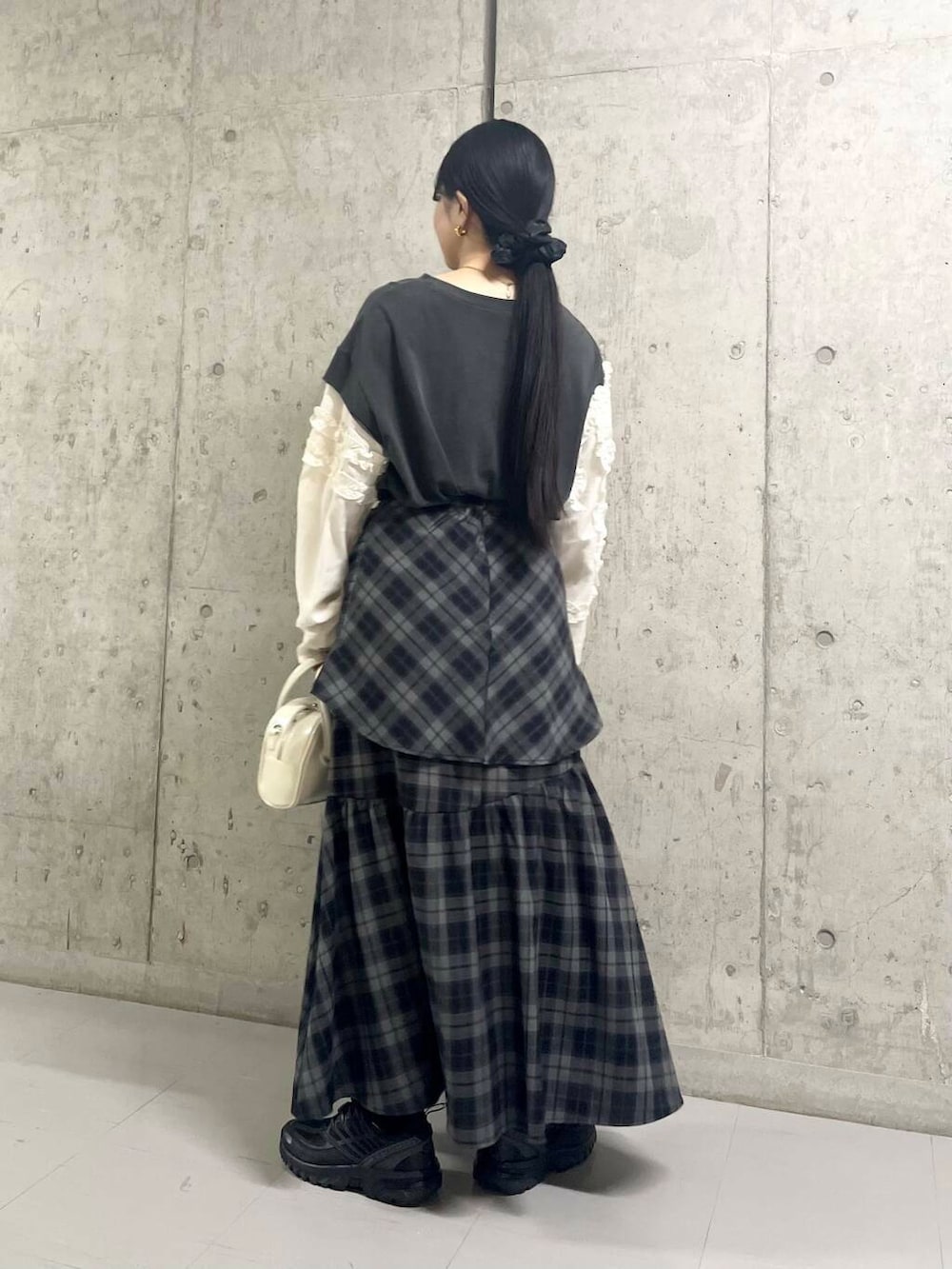 「シンプル、KBF、着まわしコーデ、ロンT、お出かけコーデ、大人カジュアルコーデ、春先取り、春服コーデ、ラフコーデ、スカート、レイヤードスタイル」｜「KBFのボーリングボストンBAG（ボストンバッグ、ホワイト系）」を使った、わたさん（レディース・156cm）の春コーディネートの4枚目の写真