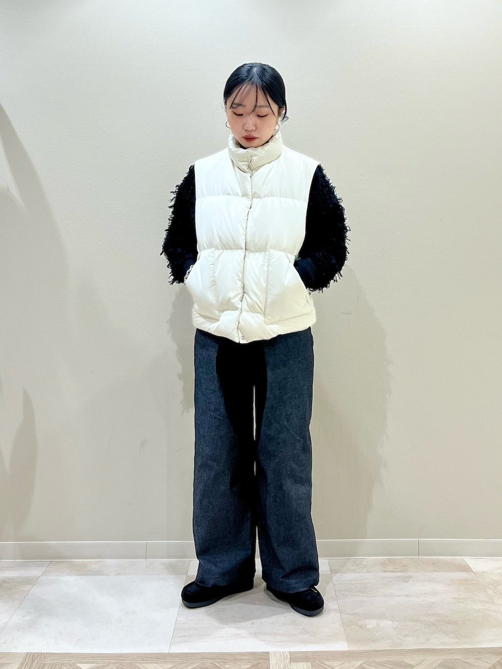 ブラック系のその他パンツ、ブラック系のその他シューズ、ブラック系のショルダーバッグを着用したレディースの冬コーディネートの5枚目の写真