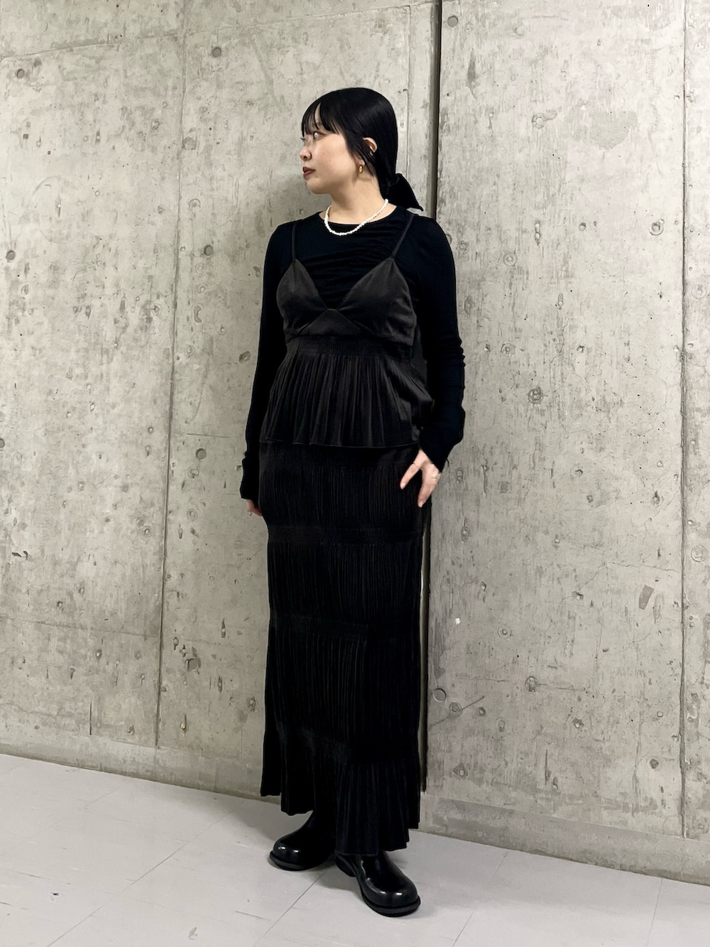 ホワイト系のハンドバッグ、ブラウン系のワンピース、ブラウン系のその他アウターを着用したレディースの秋コーディネートの4枚目の写真