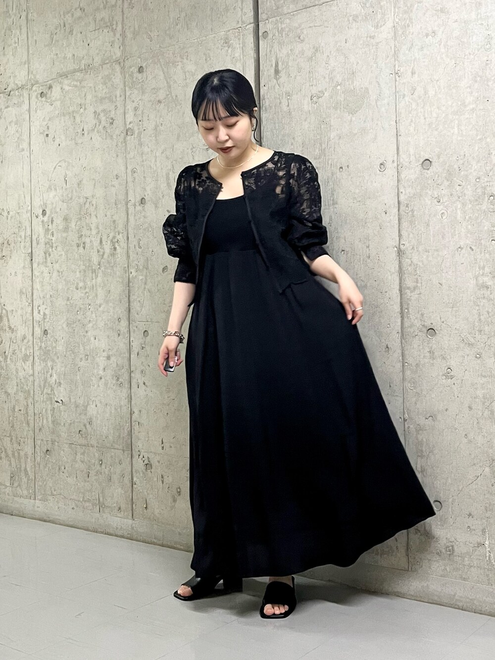 ブラック系のワンピース、ブラック系のシャツ/ブラウス、ブラック系のサンダルを着用したレディースの春コーディネートの3枚目の写真