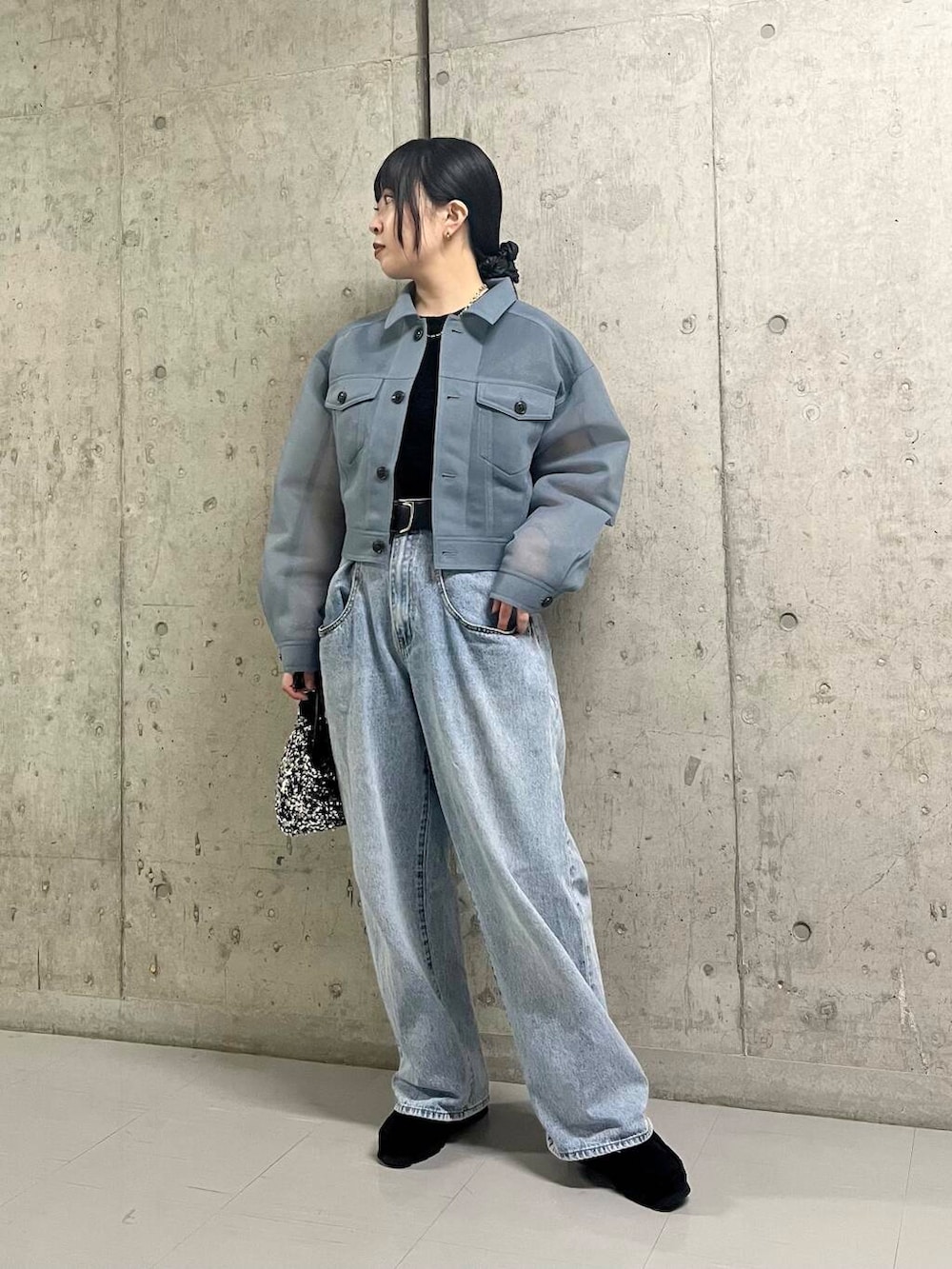 ブルー系のデニムパンツ、ブラック系のその他シューズ、ブラック系のTシャツ/カットソーを着用したレディースの夏コーディネートの2枚目の写真