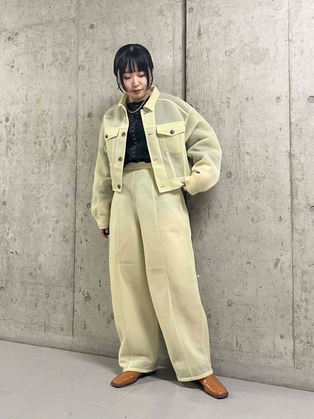ベージュ系のその他アウター、ベージュ系のその他パンツ、イエロー系のその他シューズを着用したレディースの夏コーディネートの2枚目の写真