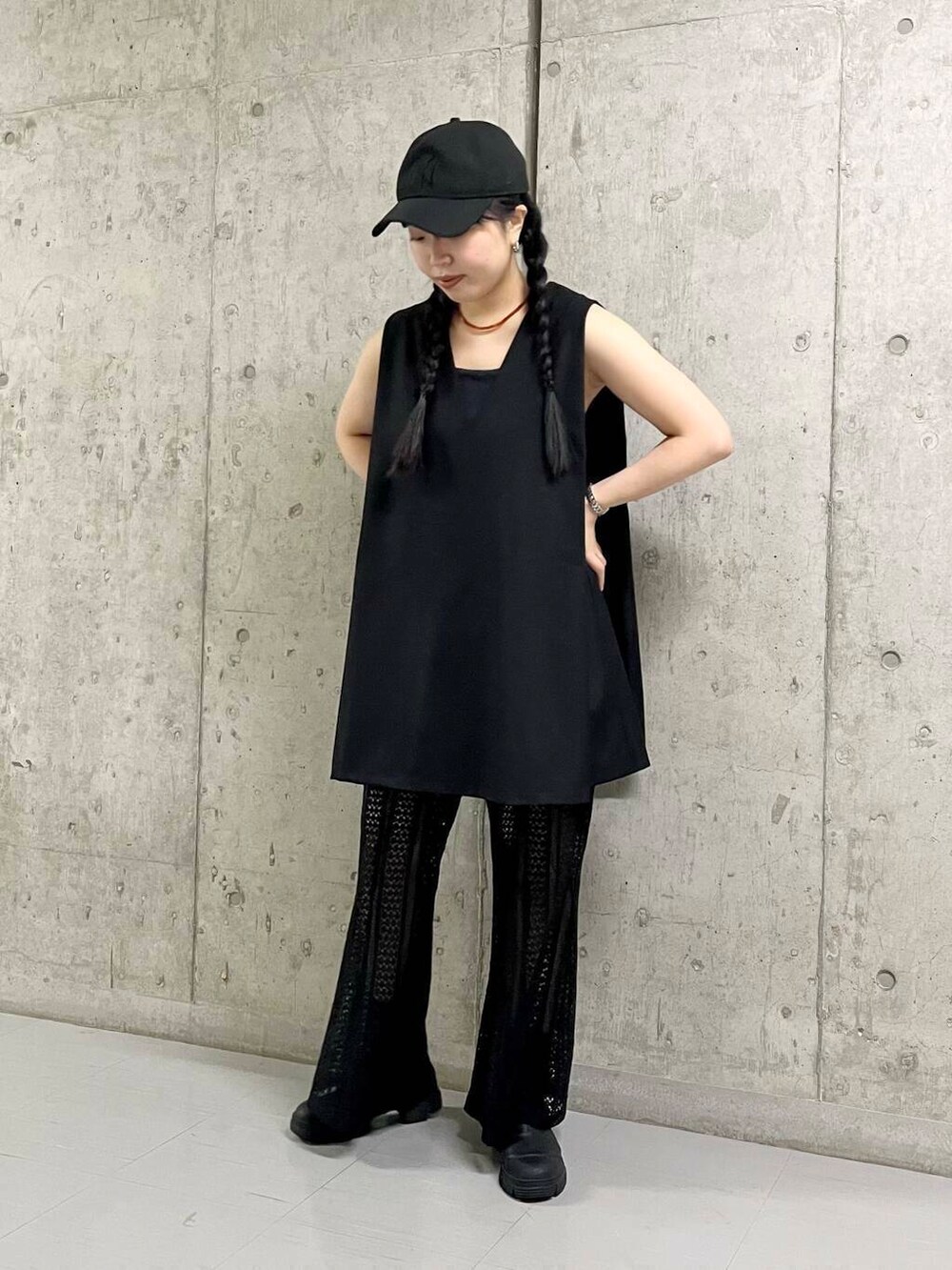 ホワイト系のショルダーバッグ、ブラック系のワンピース、ブラック系のその他パンツを着用したレディースの夏コーディネートの2枚目の写真