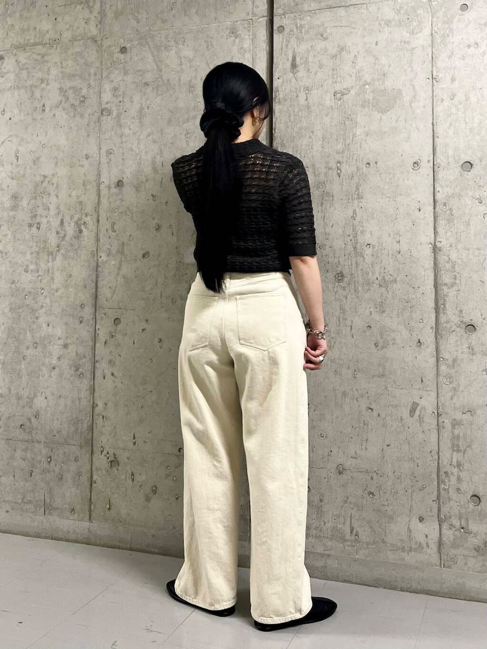 ブラック系のバレエシューズ、ホワイト系のその他パンツ、グレー系のニット/セーターを着用したレディースの夏コーディネートの3枚目の写真