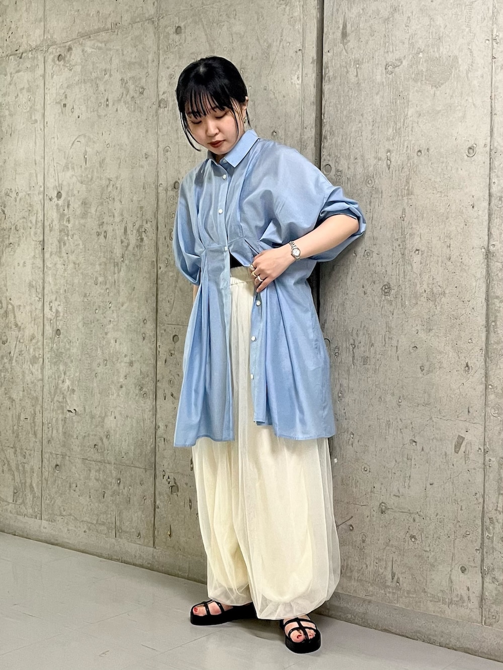 ブルー系のワンピース、ホワイト系のその他パンツ、ブラック系のサンダルを着用したレディースの夏コーディネートの3枚目の写真