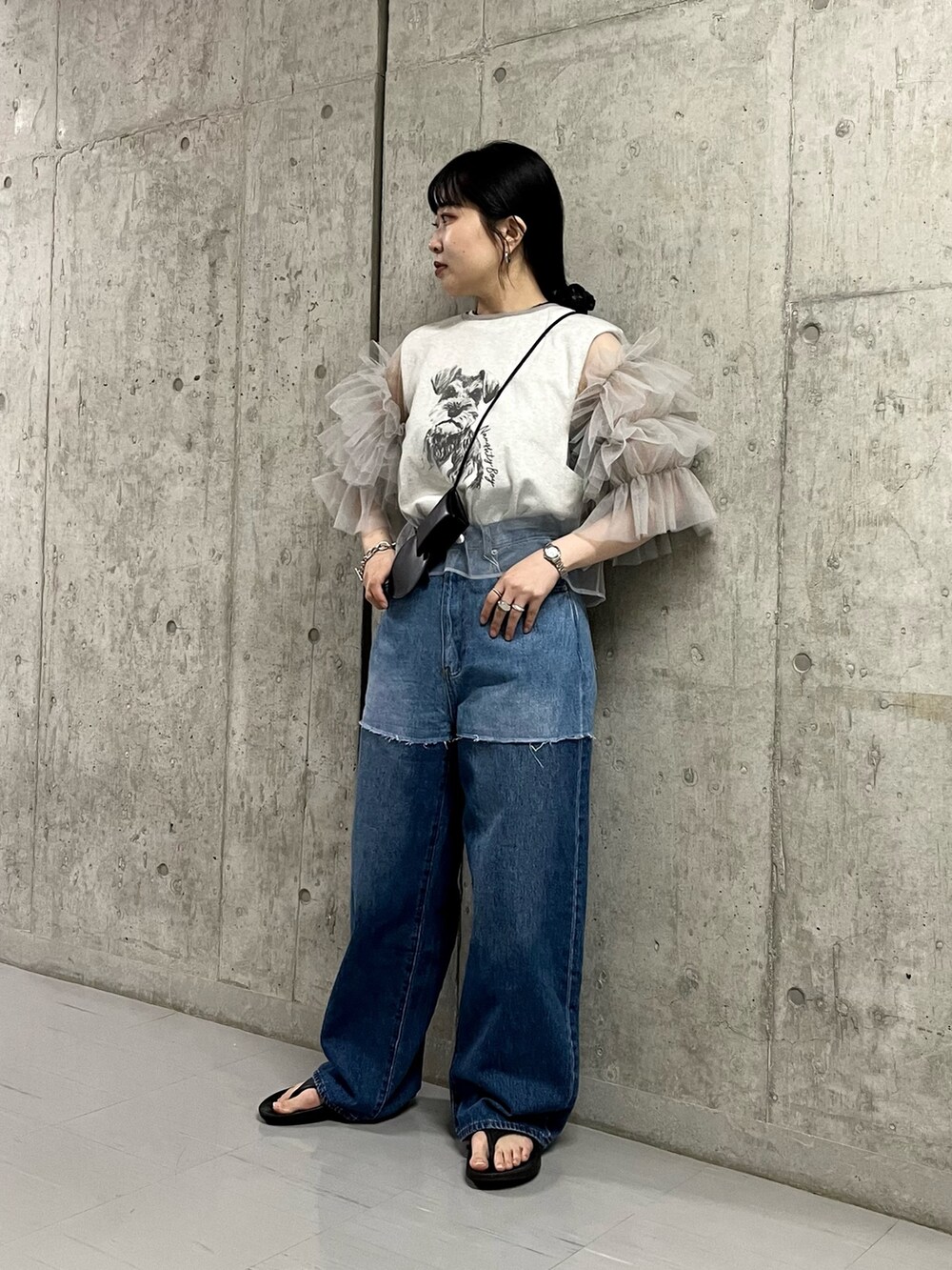 ブラック系のショルダーバッグ、グレー系のシャツ/ブラウス、グレー系のTシャツ/カットソーを着用したレディースの春コーディネートの3枚目の写真