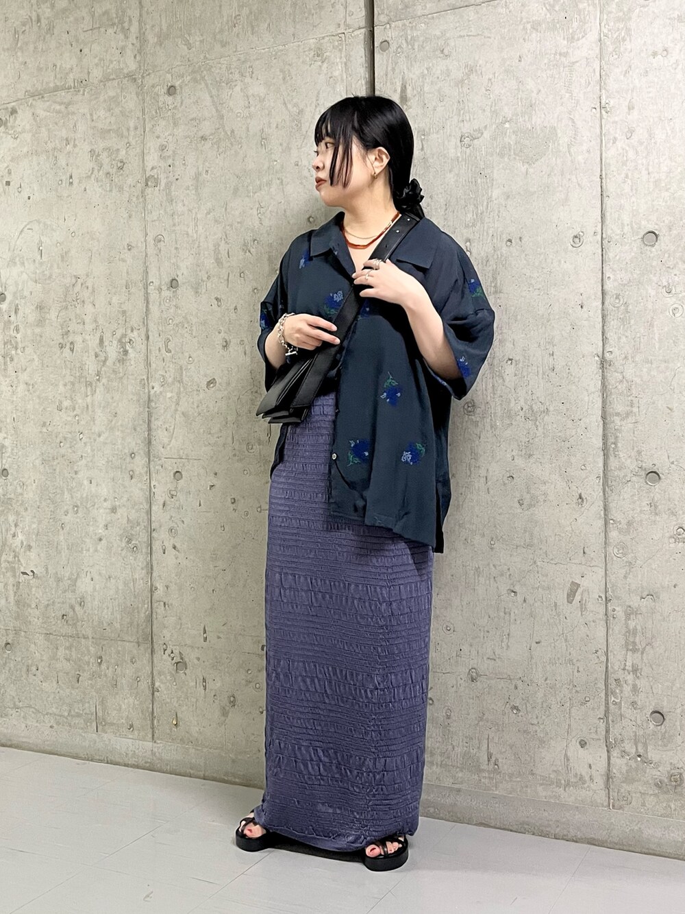 ブルー系のシャツ/ブラウス、ブルー系のスカート、ブラック系のサンダルを着用したレディースの夏コーディネートの2枚目の写真