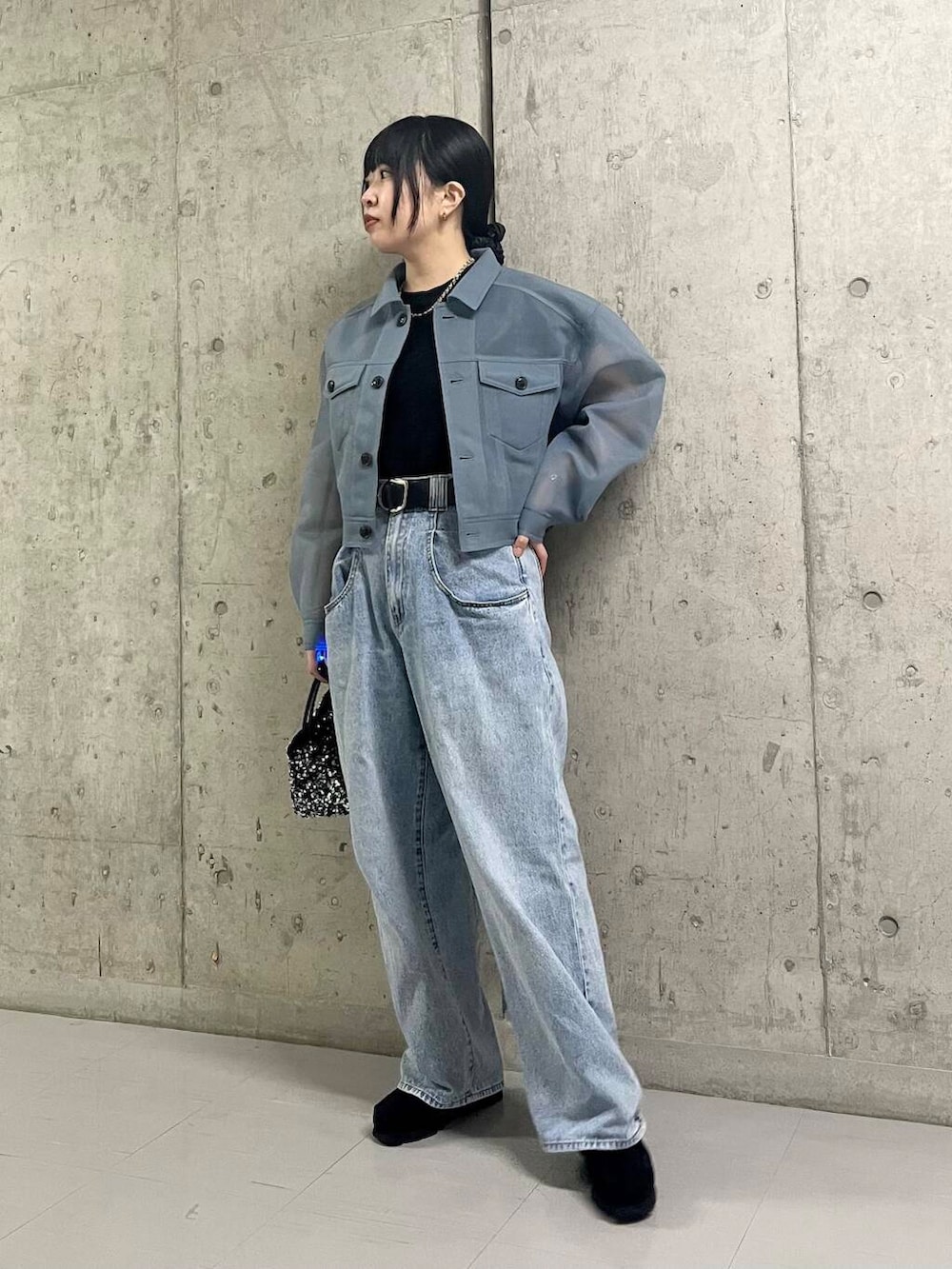 ブルー系のデニムパンツ、ブラック系のその他シューズ、ブラック系のTシャツ/カットソーを着用したレディースの夏コーディネートの3枚目の写真