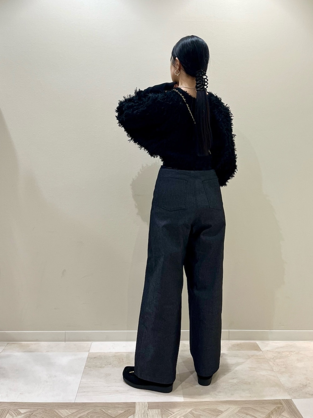 ブラック系のその他パンツ、ブラック系のその他シューズ、ブラック系のショルダーバッグを着用したレディースの冬コーディネートの2枚目の写真