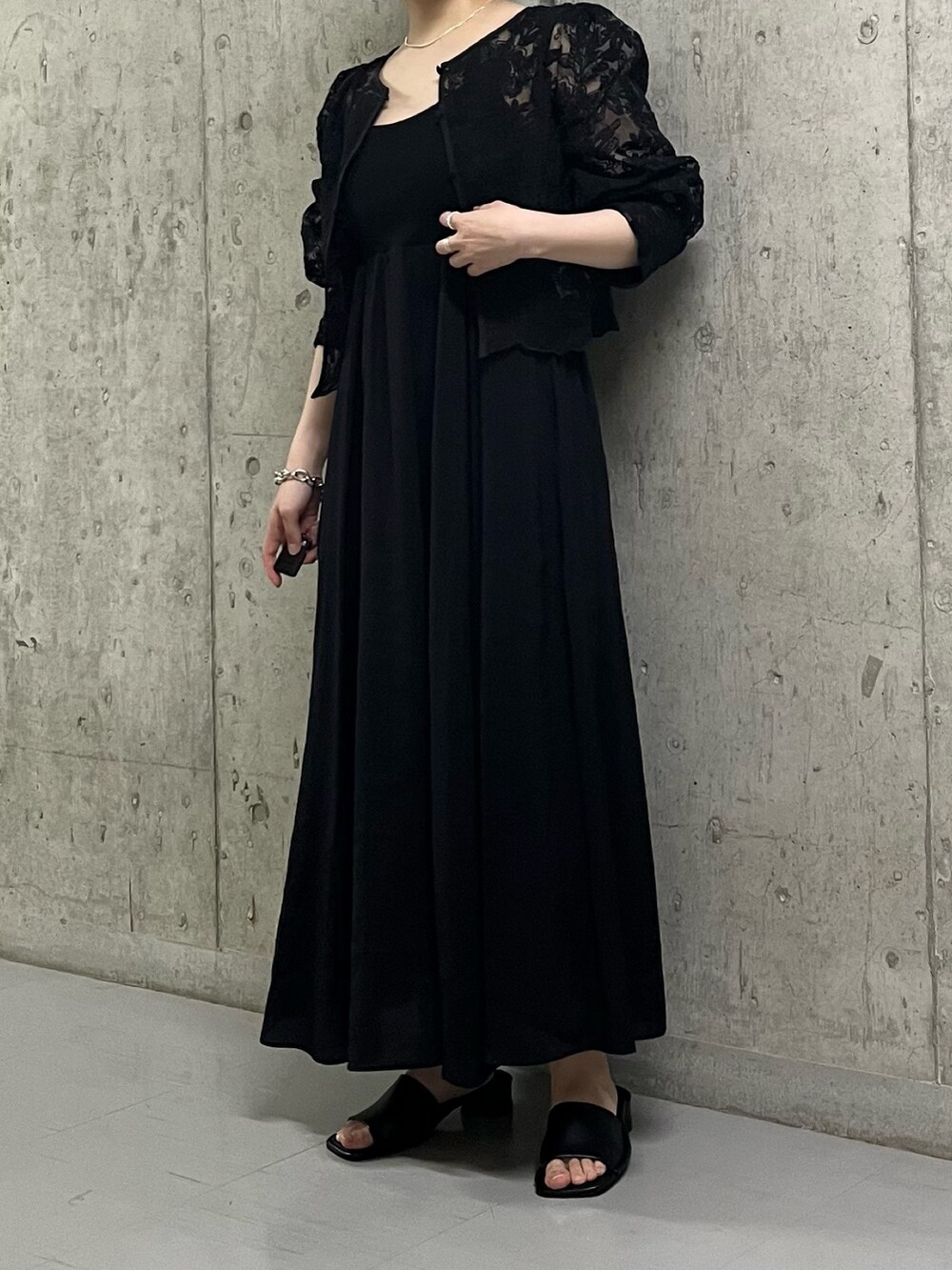ブラック系のワンピース、ブラック系のシャツ/ブラウス、ブラック系のサンダルを着用したレディースの春コーディネートの5枚目の写真