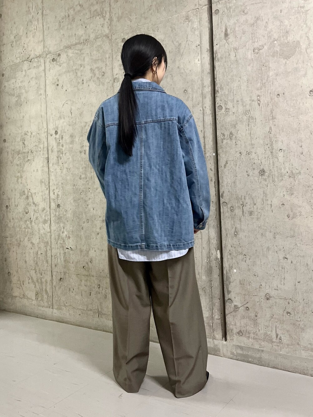 ブルー系のシャツ/ブラウス、ブラック系のその他シューズ、シルバー系のショルダーバッグを着用したレディースの春コーディネートの3枚目の写真