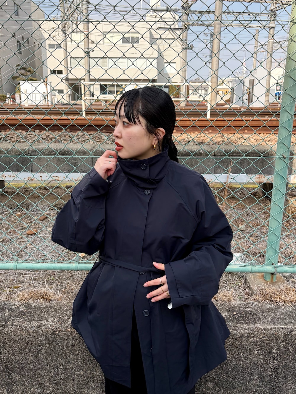 ブルー系のその他アウター、ブラック系のスカートを着用したレディースの冬コーディネートの6枚目の写真