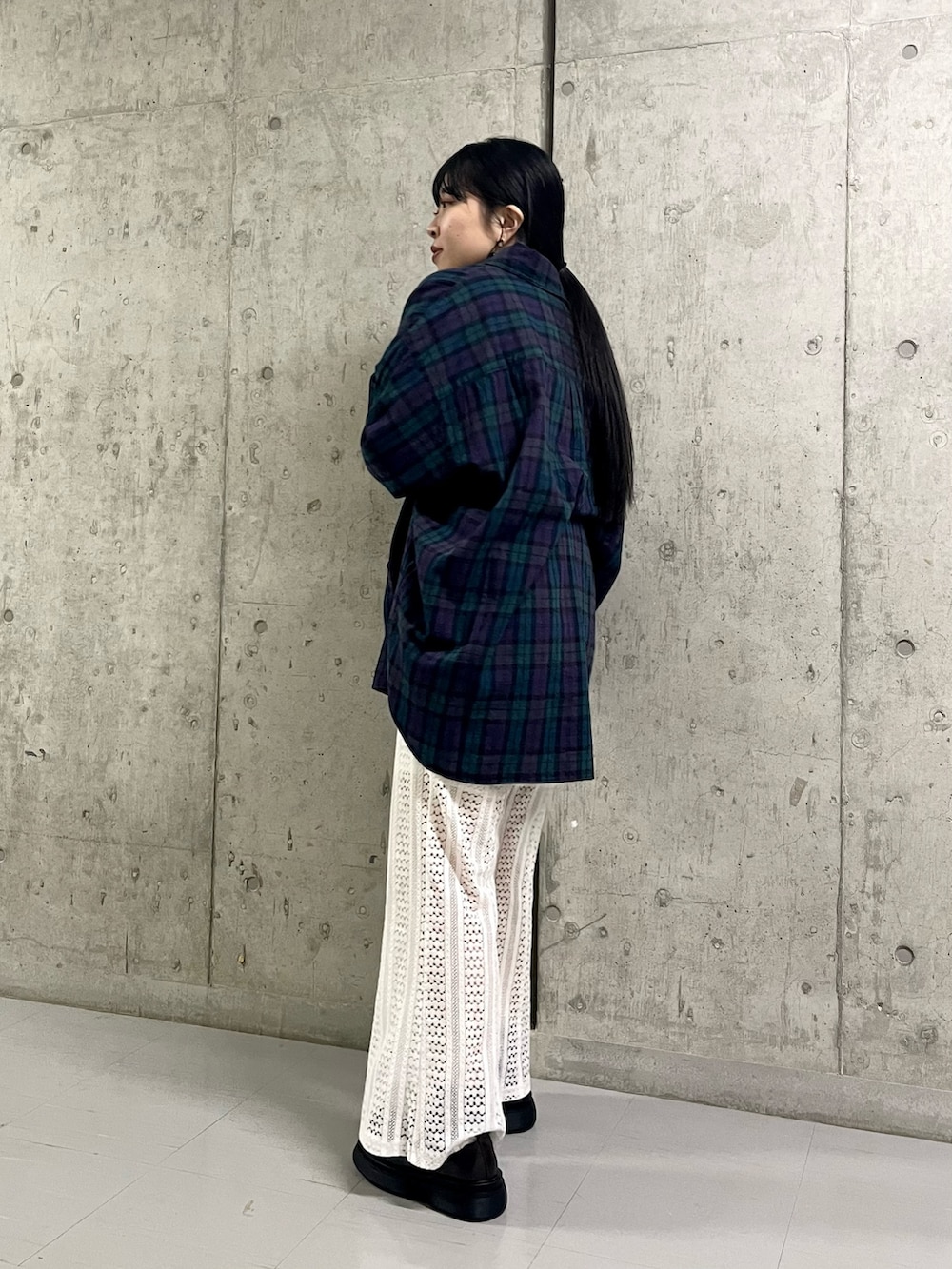 グリーン系のシャツ/ブラウス、ホワイト系のその他パンツ、ブラウン系のローファーを着用したレディースの秋コーディネートの3枚目の写真