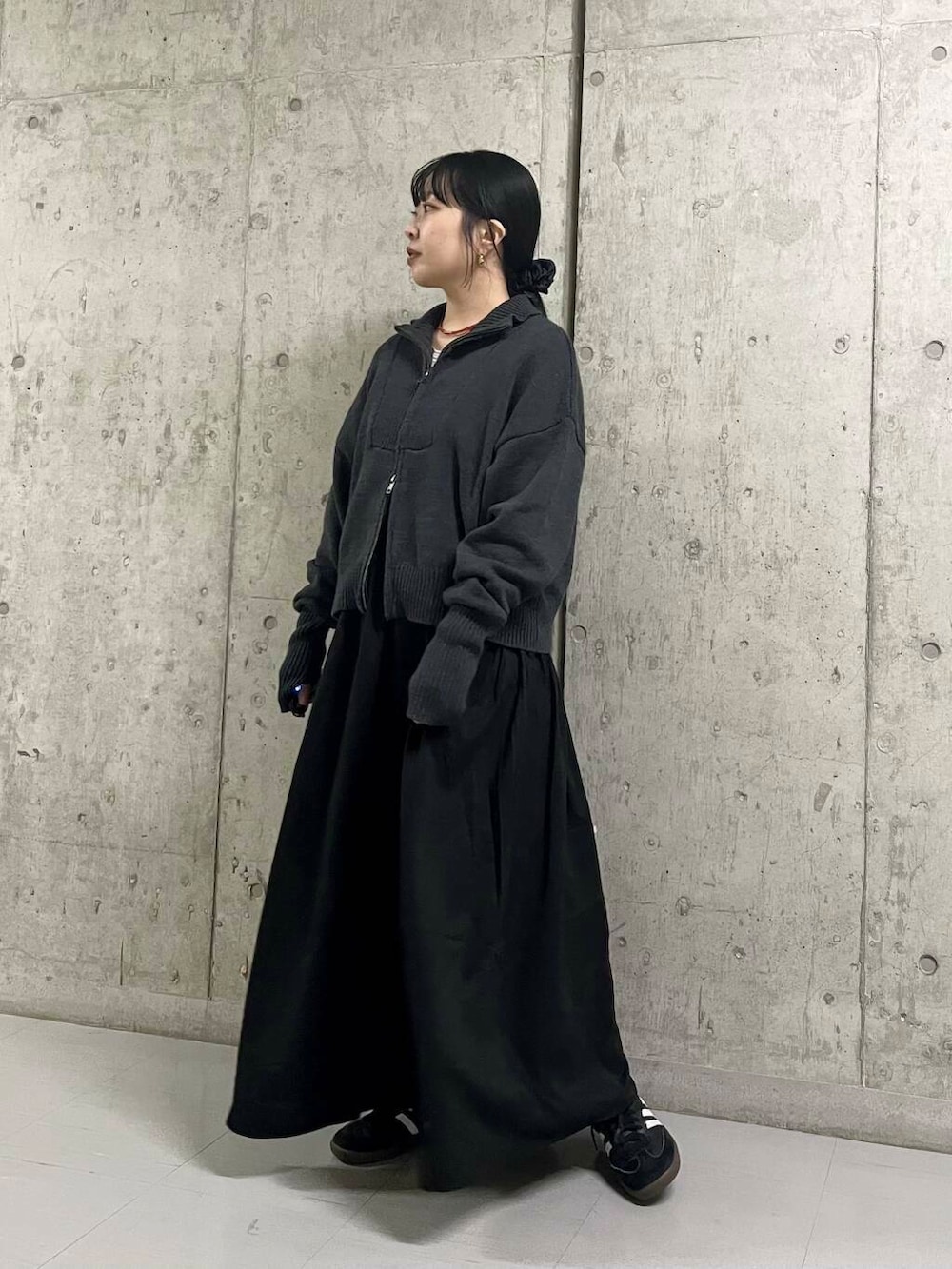 ブラック系のワンピース、ブラック系のヘアゴムを着用したレディースの秋コーディネートの3枚目の写真