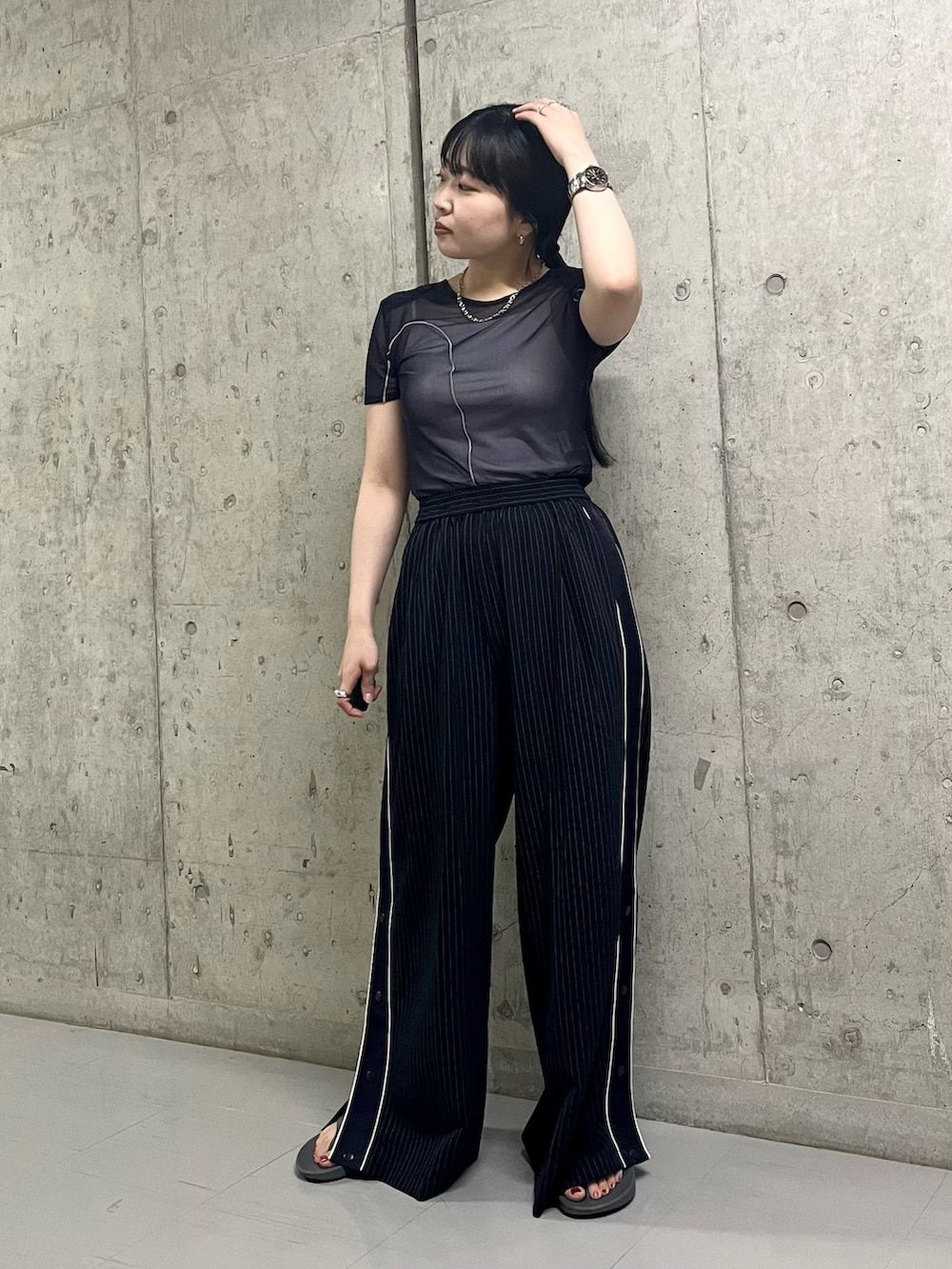 ブルー系のTシャツ/カットソー、ブルー系のその他パンツ、グレー系のサンダルを着用したレディースの夏コーディネートの5枚目の写真