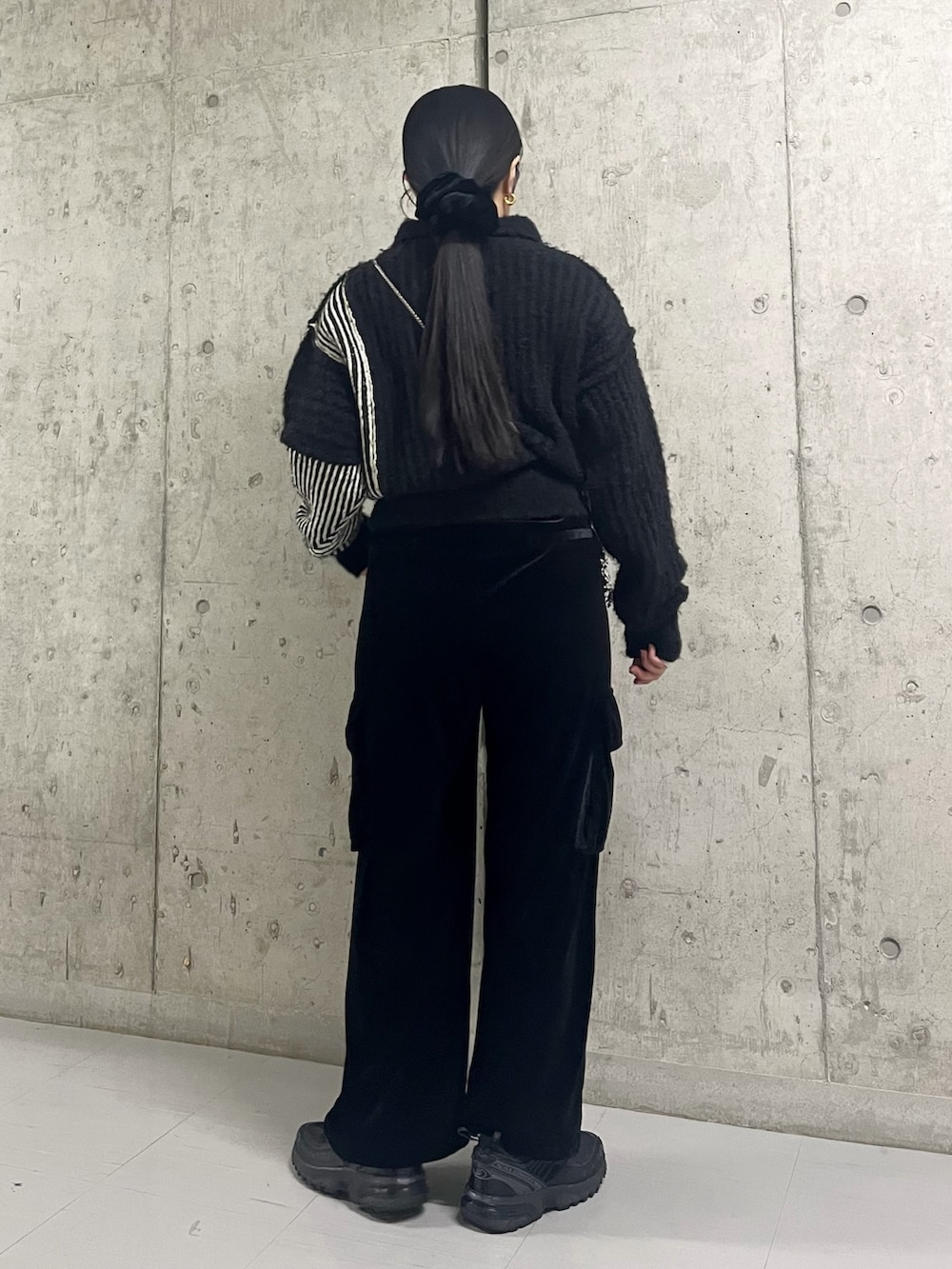 ブラック系のニット/セーター、ブラック系のその他パンツ、シルバー系のショルダーバッグを着用したレディースの冬コーディネートの3枚目の写真