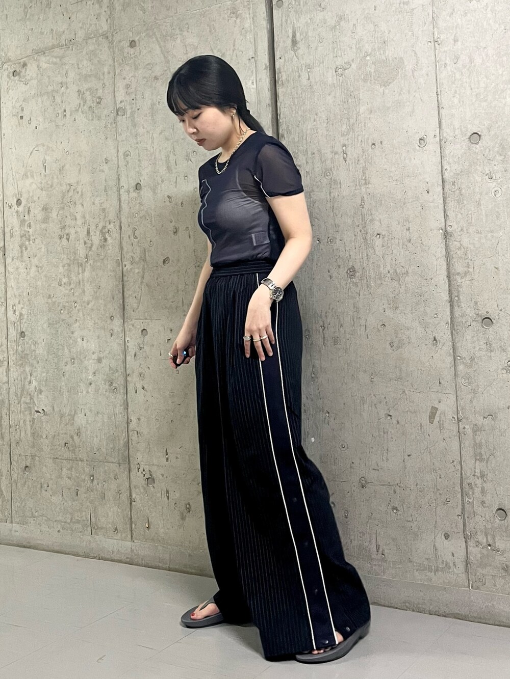 ブルー系のTシャツ/カットソー、ブルー系のその他パンツ、グレー系のサンダルを着用したレディースの夏コーディネートの2枚目の写真
