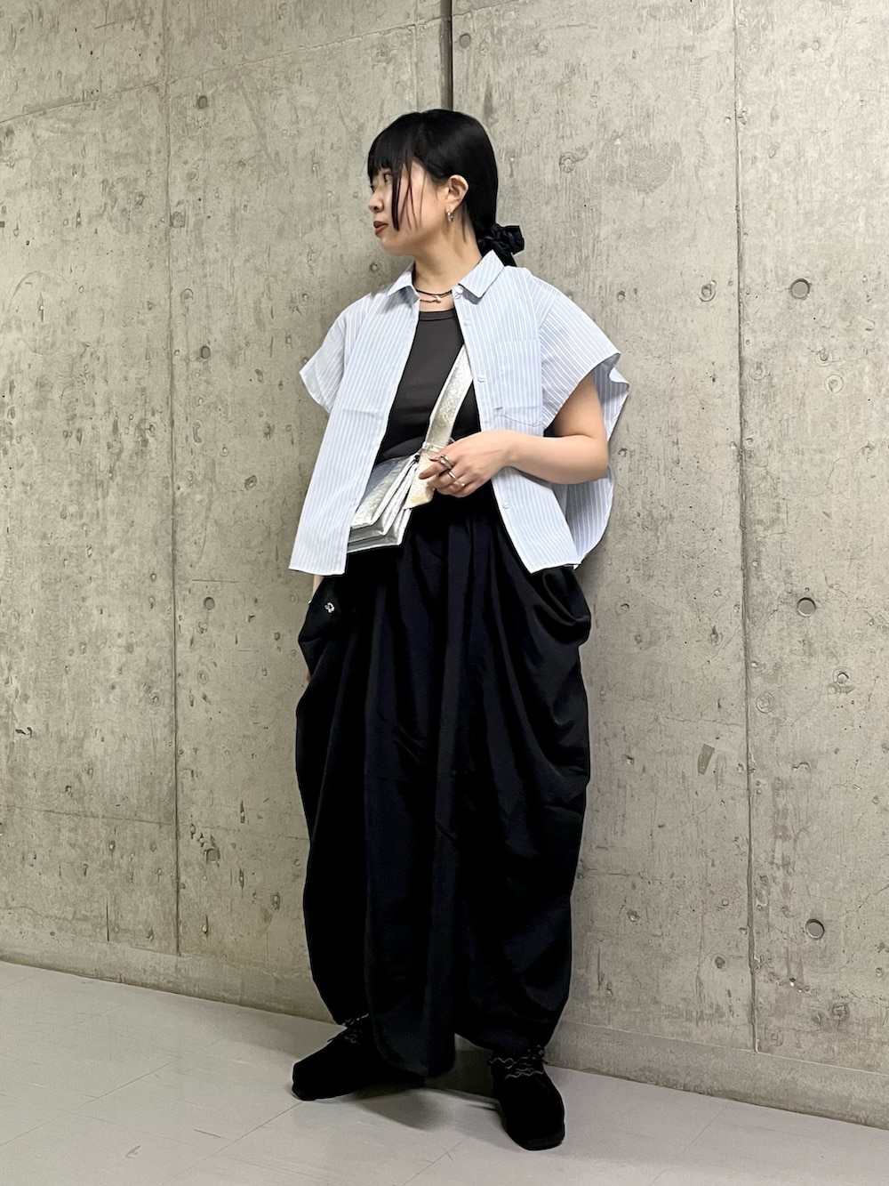 グレー系のワンピース、ブラック系のその他シューズ、シルバー系のショルダーバッグを着用したレディースの夏コーディネートの3枚目の写真