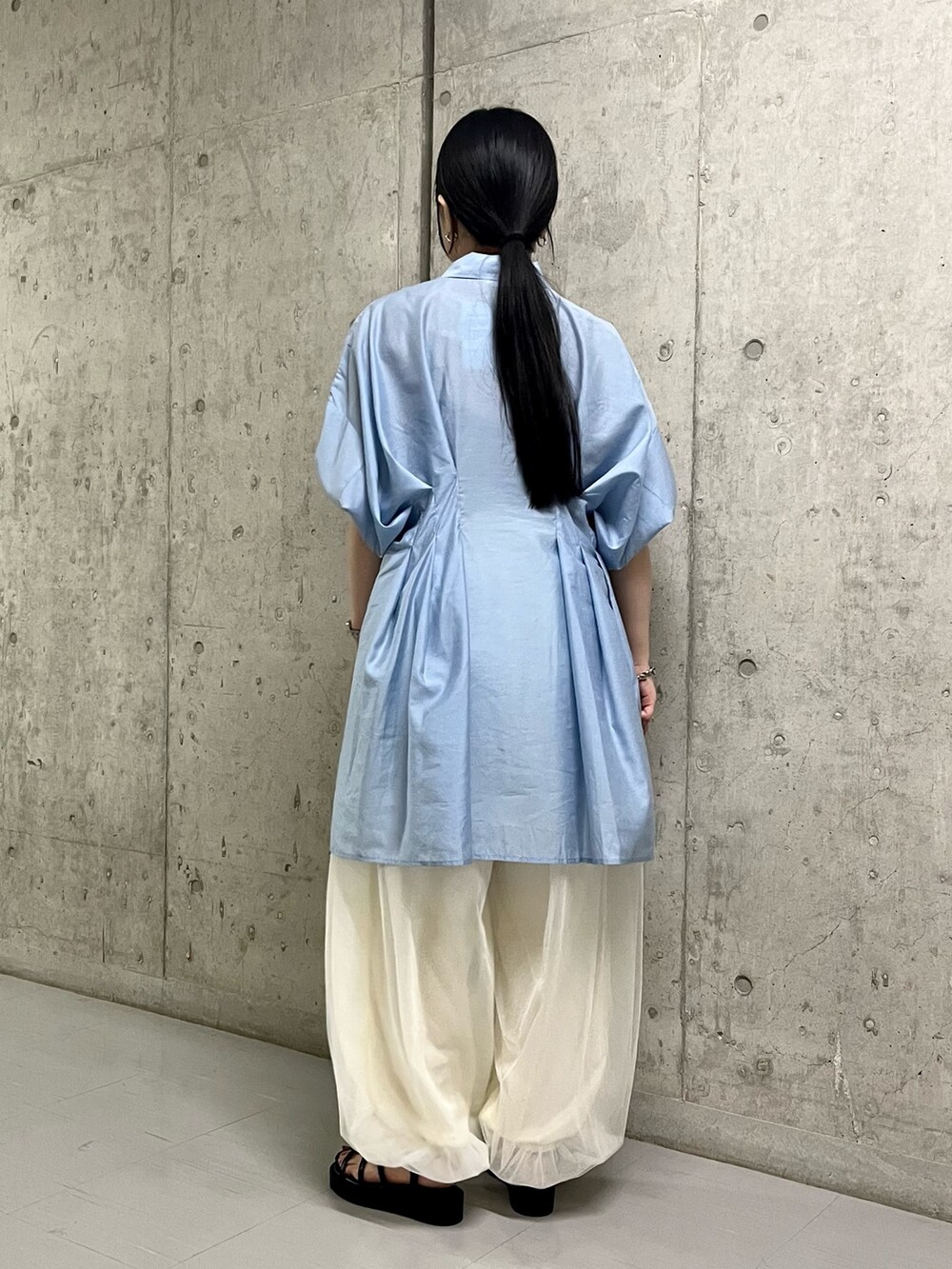 ブルー系のワンピース、ホワイト系のその他パンツ、ブラック系のサンダルを着用したレディースの夏コーディネートの5枚目の写真