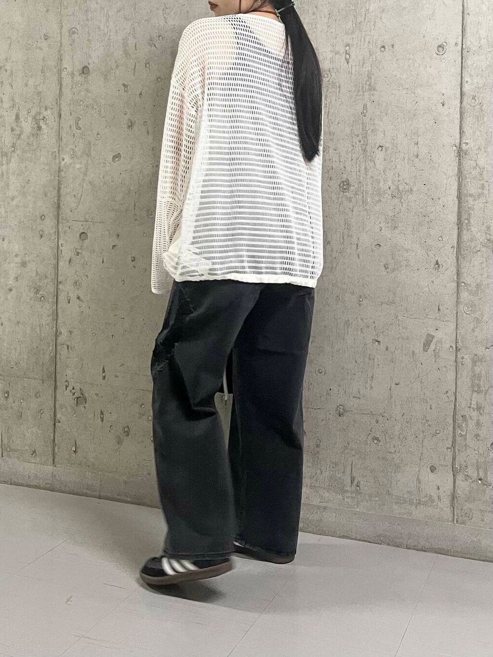 ブラック系のデニムパンツ、レッド系のハンドバッグ、ホワイト系のTシャツ/カットソーを着用したレディースの夏コーディネートの4枚目の写真