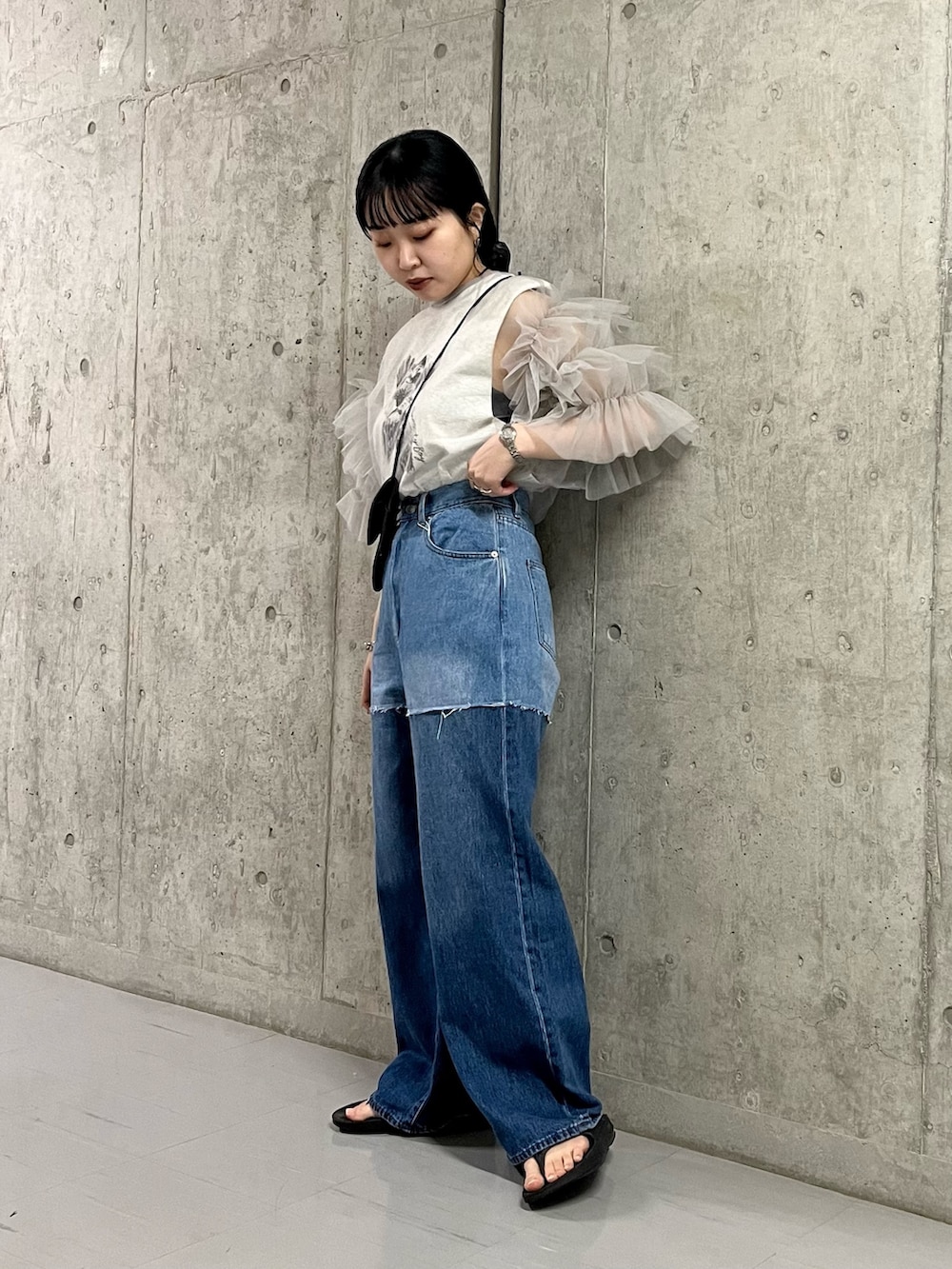 ブラック系のショルダーバッグ、グレー系のシャツ/ブラウス、グレー系のTシャツ/カットソーを着用したレディースの春コーディネートの4枚目の写真