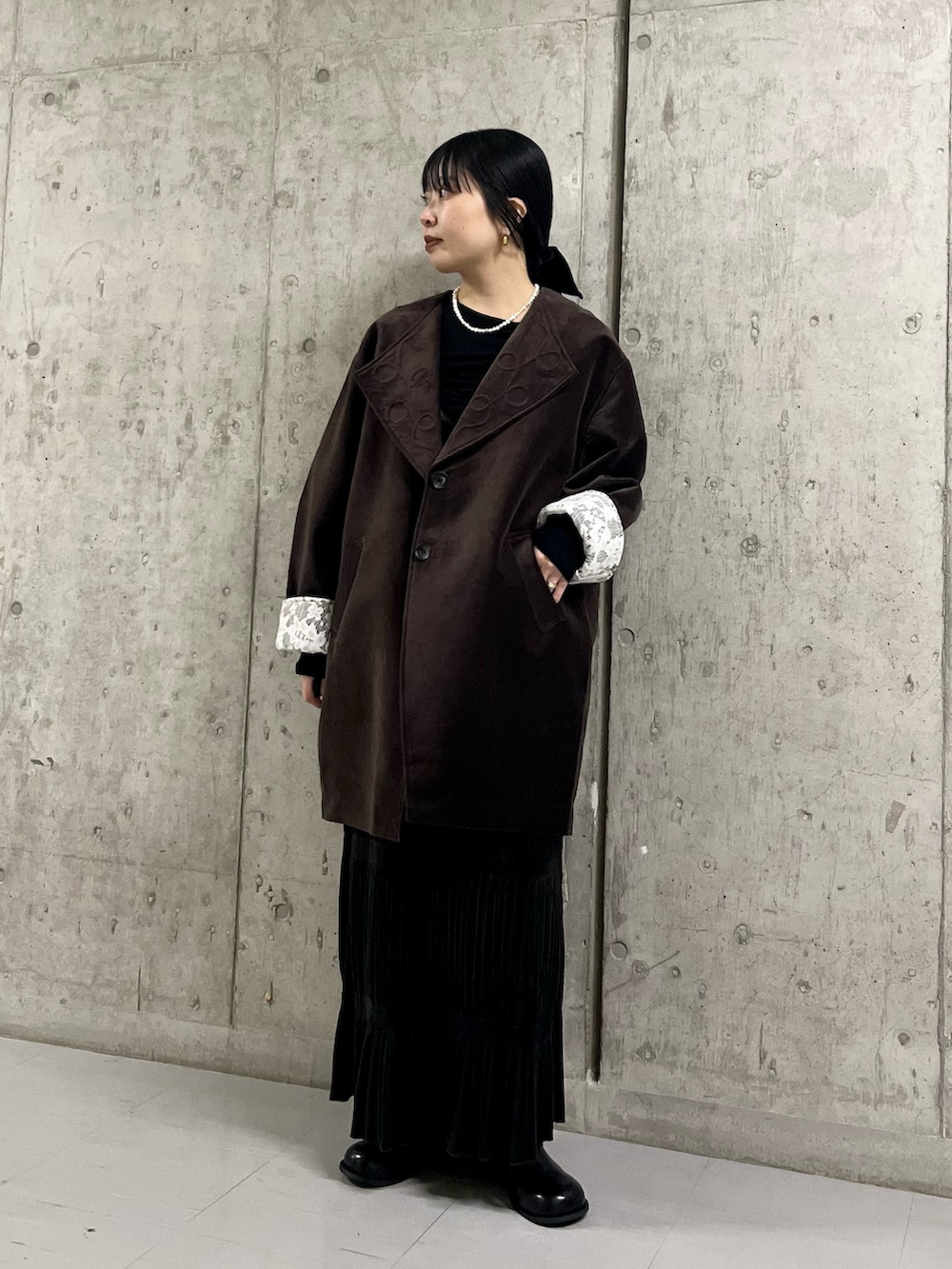 ホワイト系のハンドバッグ、ブラウン系のワンピース、ブラウン系のその他アウターを着用したレディースの秋コーディネートの2枚目の写真