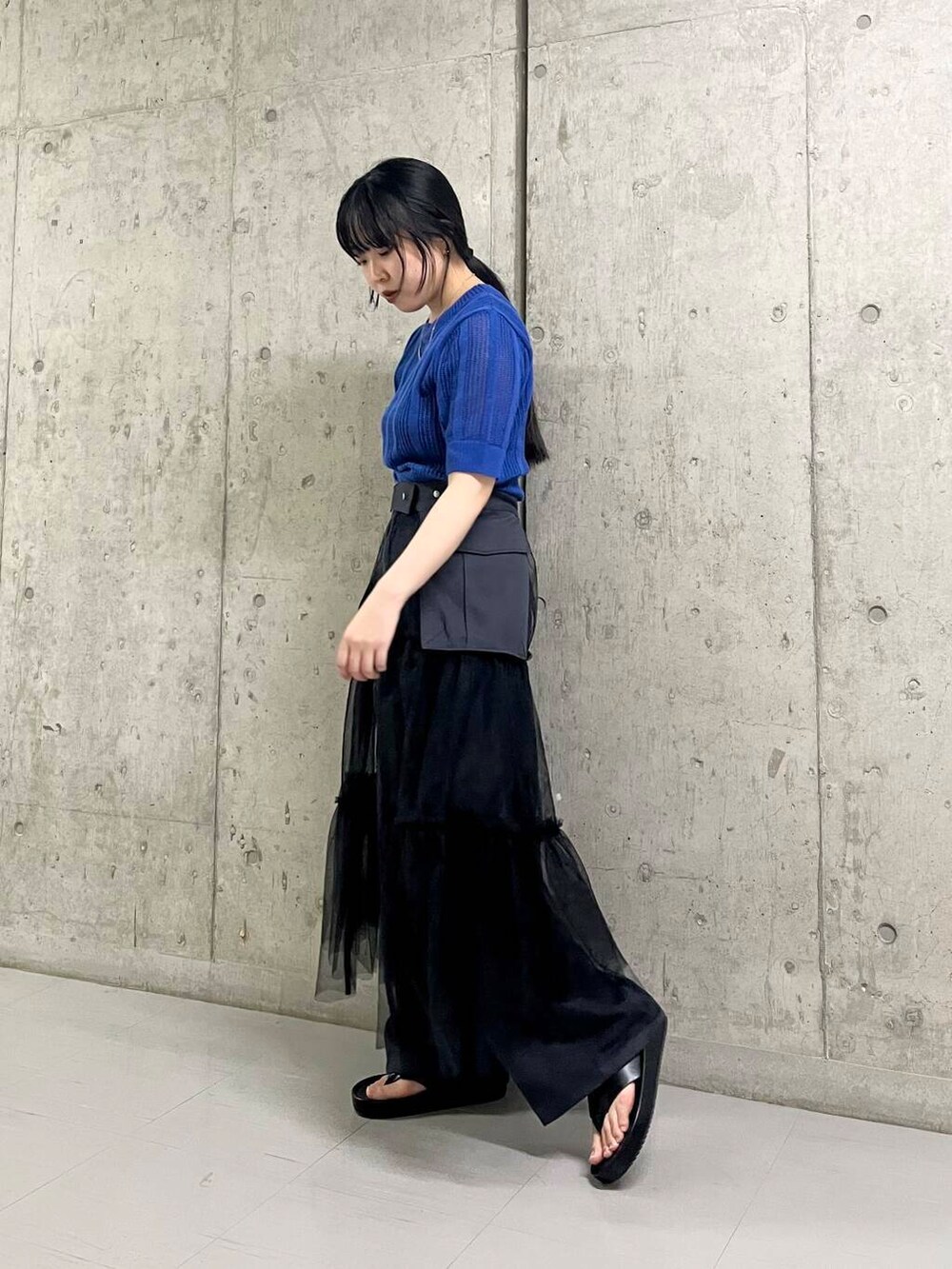 ブラック系のサンダル、グレー系のその他パンツ、グレー系のスカートを着用したレディースの夏コーディネートの4枚目の写真