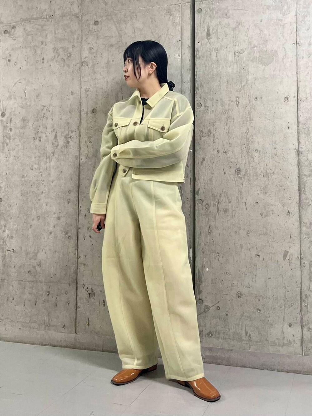 ベージュ系のその他アウター、ベージュ系のその他パンツ、イエロー系のその他シューズを着用したレディースの夏コーディネートの4枚目の写真