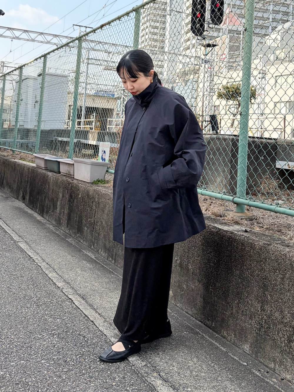 ブルー系のその他アウター、ブラック系のスカートを着用したレディースの冬コーディネートの5枚目の写真