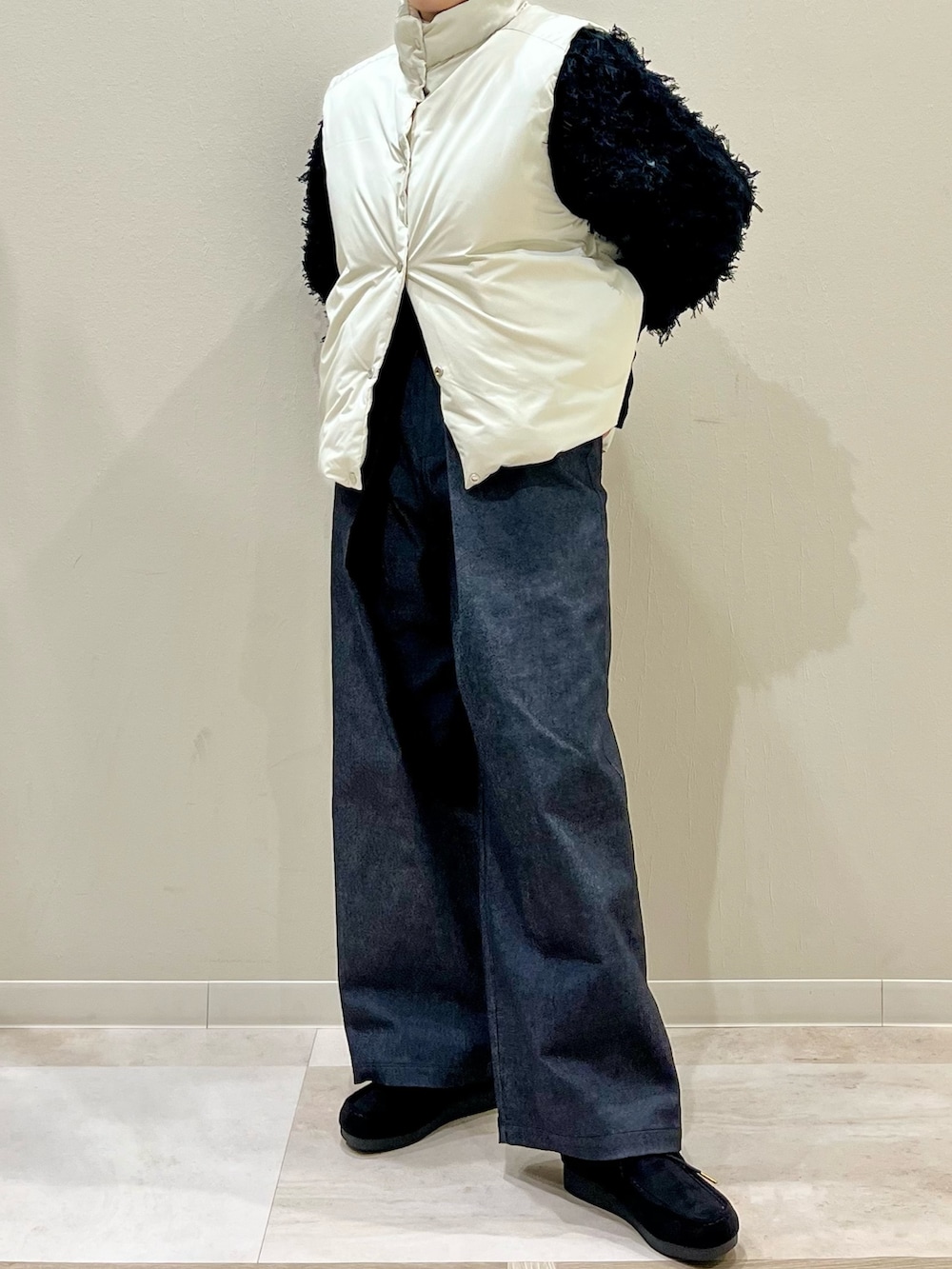 ブラック系のその他パンツ、ブラック系のその他シューズ、ブラック系のショルダーバッグを着用したレディースの冬コーディネートの8枚目の写真