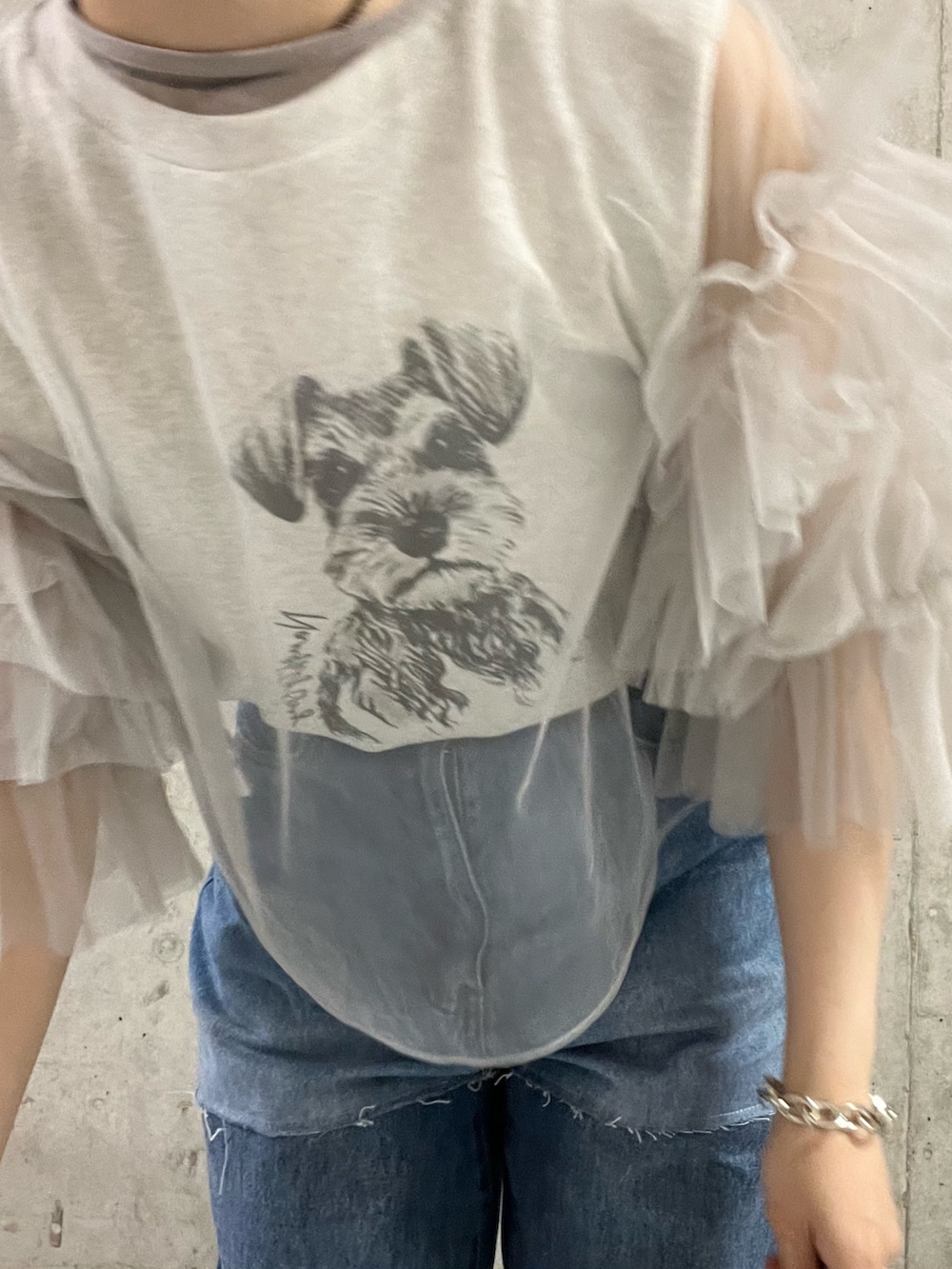 ブラック系のショルダーバッグ、グレー系のシャツ/ブラウス、グレー系のTシャツ/カットソーを着用したレディースの春コーディネートの6枚目の写真