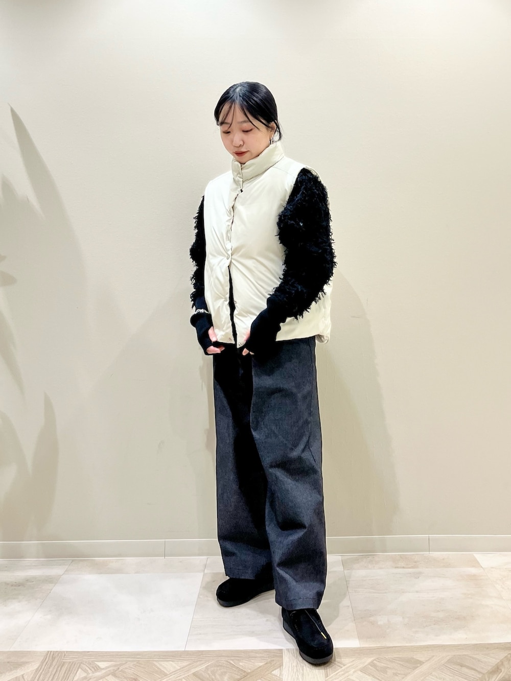 ブラック系のその他パンツ、ブラック系のその他シューズ、ブラック系のショルダーバッグを着用したレディースの冬コーディネートの7枚目の写真