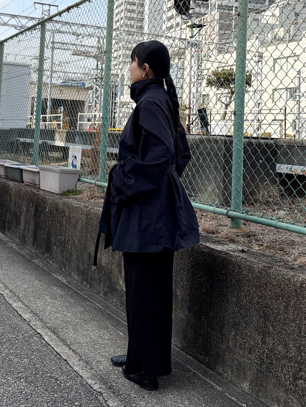 ブルー系のその他アウター、ブラック系のスカートを着用したレディースの冬コーディネートの2枚目の写真