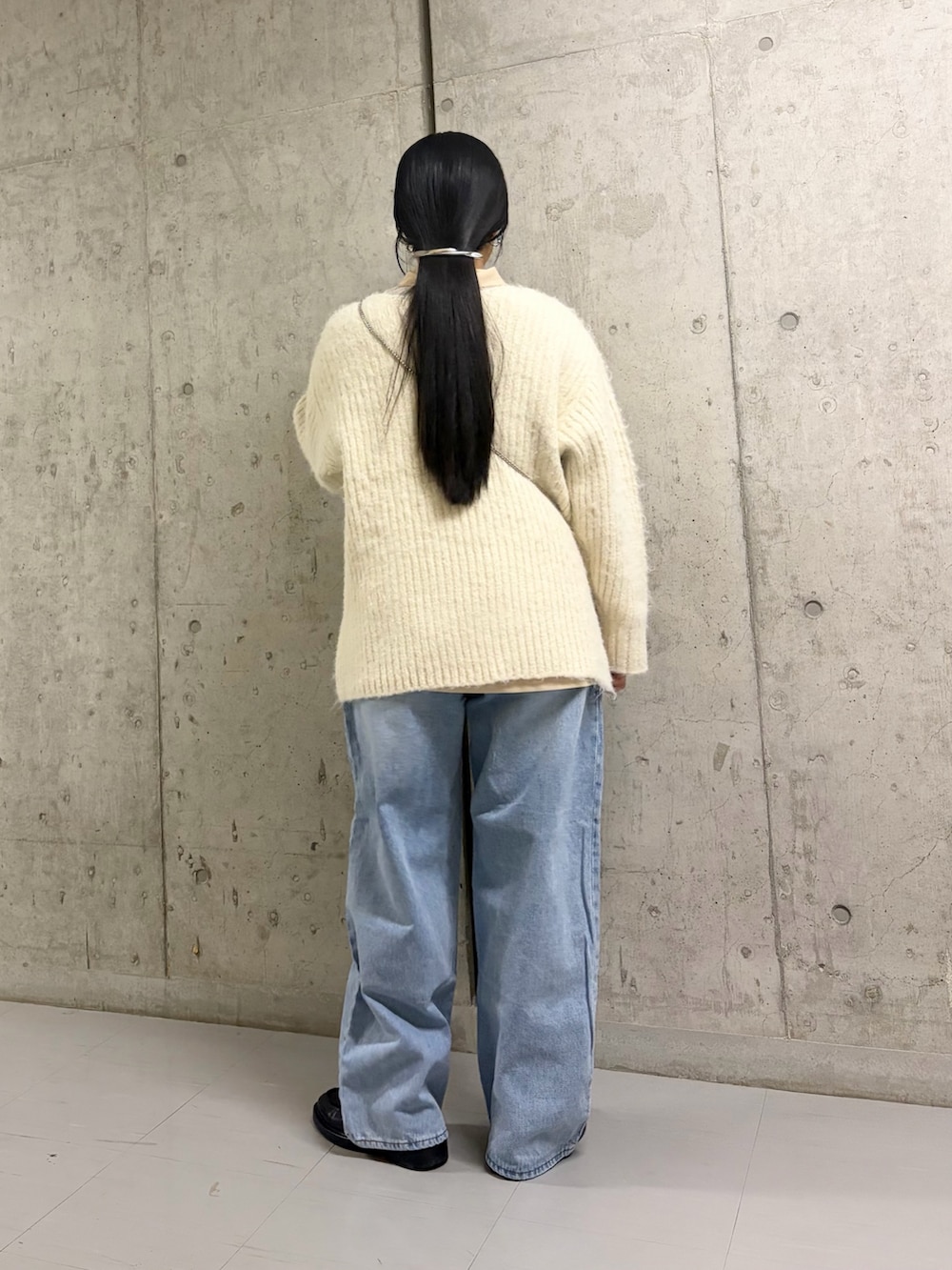 ホワイト系のニット/セーター、ベージュ系のシャツ/ブラウス、ブラック系のショルダーバッグを着用したレディースの冬コーディネートの4枚目の写真