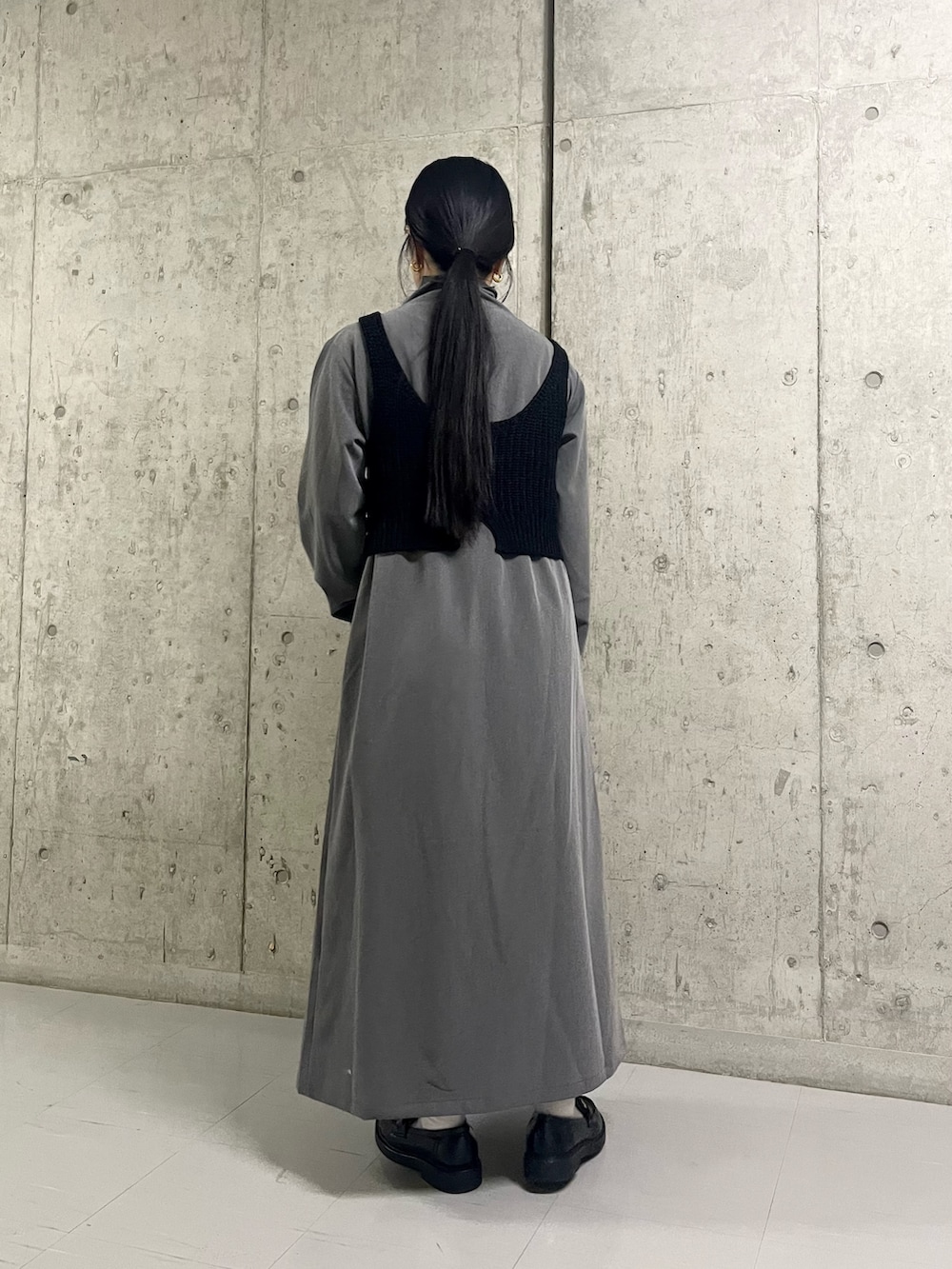 グレー系のワンピース、ブラック系のトートバッグを着用したレディースの冬コーディネートの4枚目の写真