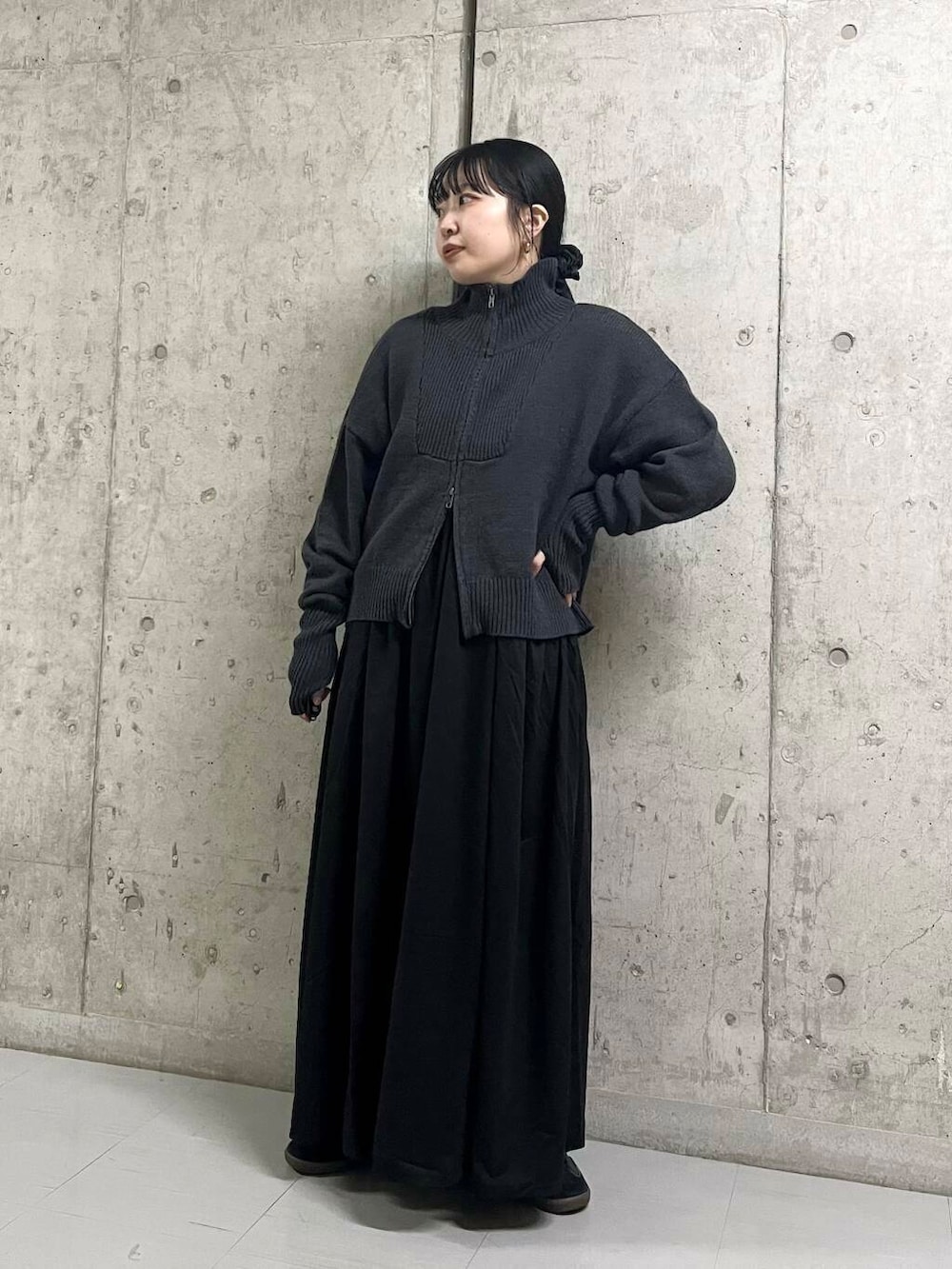 ブラック系のワンピース、ブラック系のヘアゴムを着用したレディースの秋コーディネートの4枚目の写真