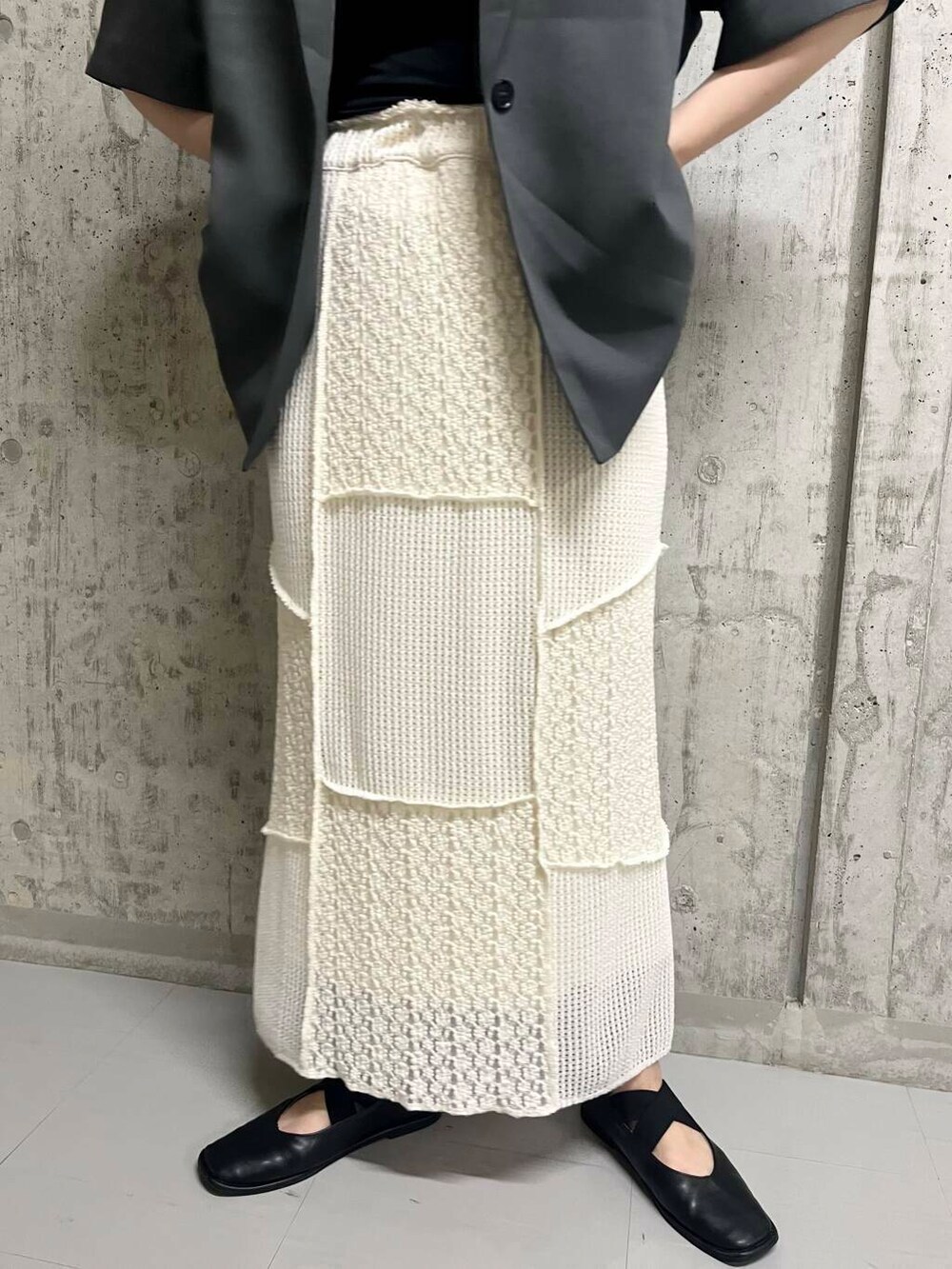 ブラック系のバレエシューズ、ブラック系のショルダーバッグ、グレー系のその他アウターを着用したレディースの春コーディネートの4枚目の写真