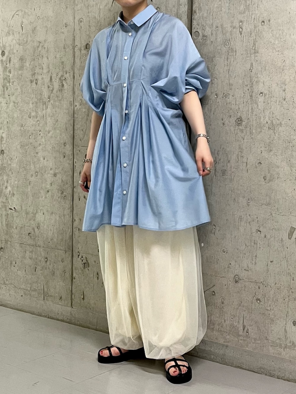 ブルー系のワンピース、ホワイト系のその他パンツ、ブラック系のサンダルを着用したレディースの夏コーディネートの2枚目の写真
